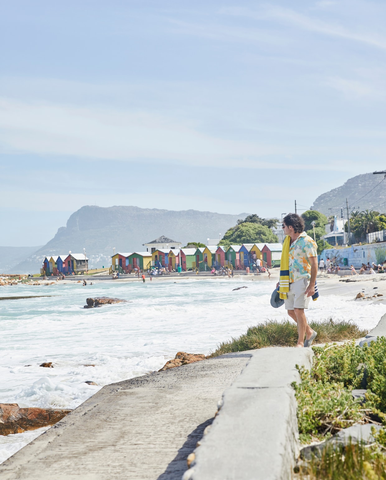 Het Kaapse kustdorp St James staat, net als het naastgelegen Muizenberg, bekend om z’n kleurrijke strandhuisjes. De cottage van Dané en Chris staat op een heuvel erachter. vtwonen special binnenkijken 2022 | productie Bureaux | fotografie Warren Heath