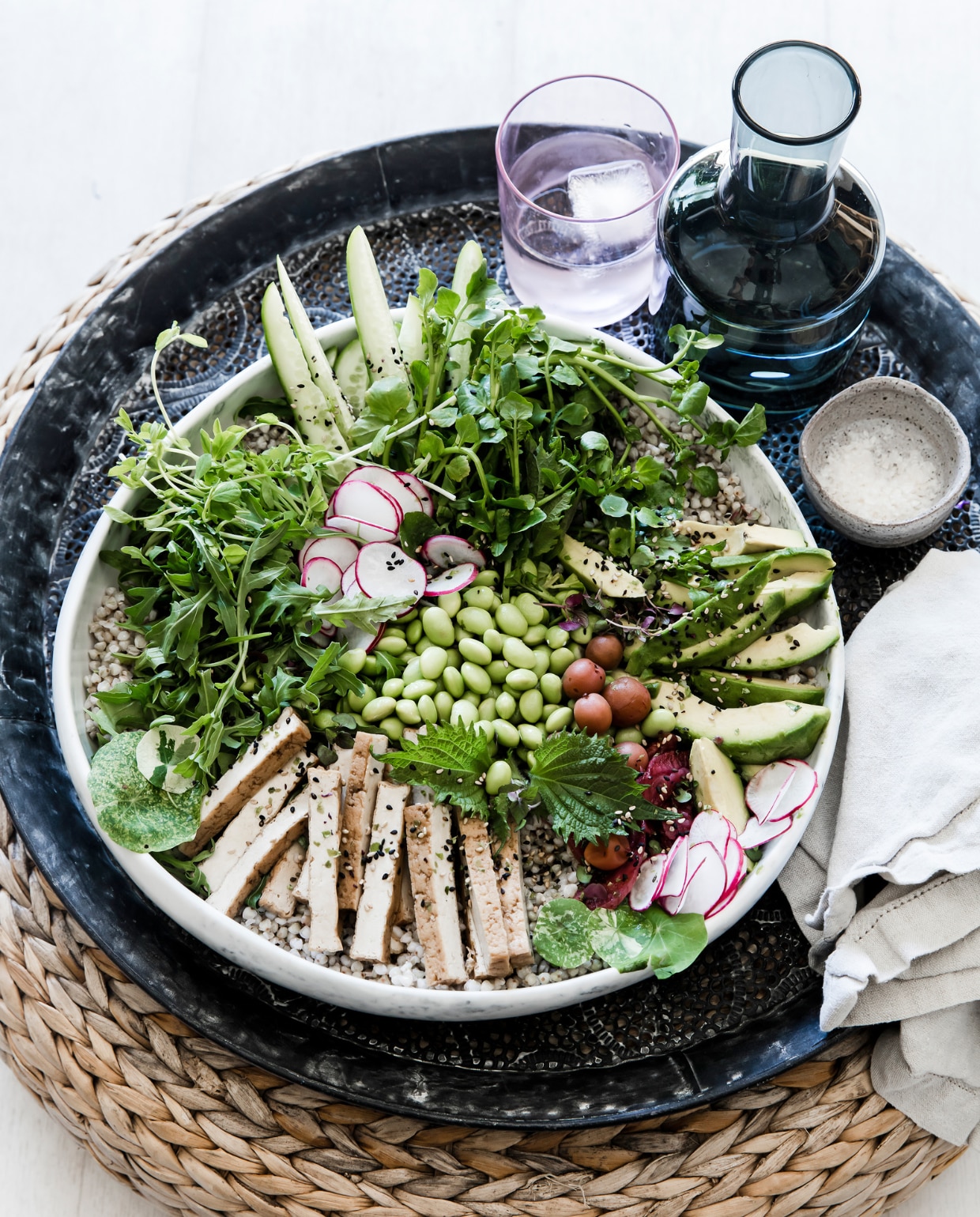 Vintage servies verzameld door de jaren heen. vtwonen special binnenkijken 2022 | productie Living Inside | fotografie Maree Homer