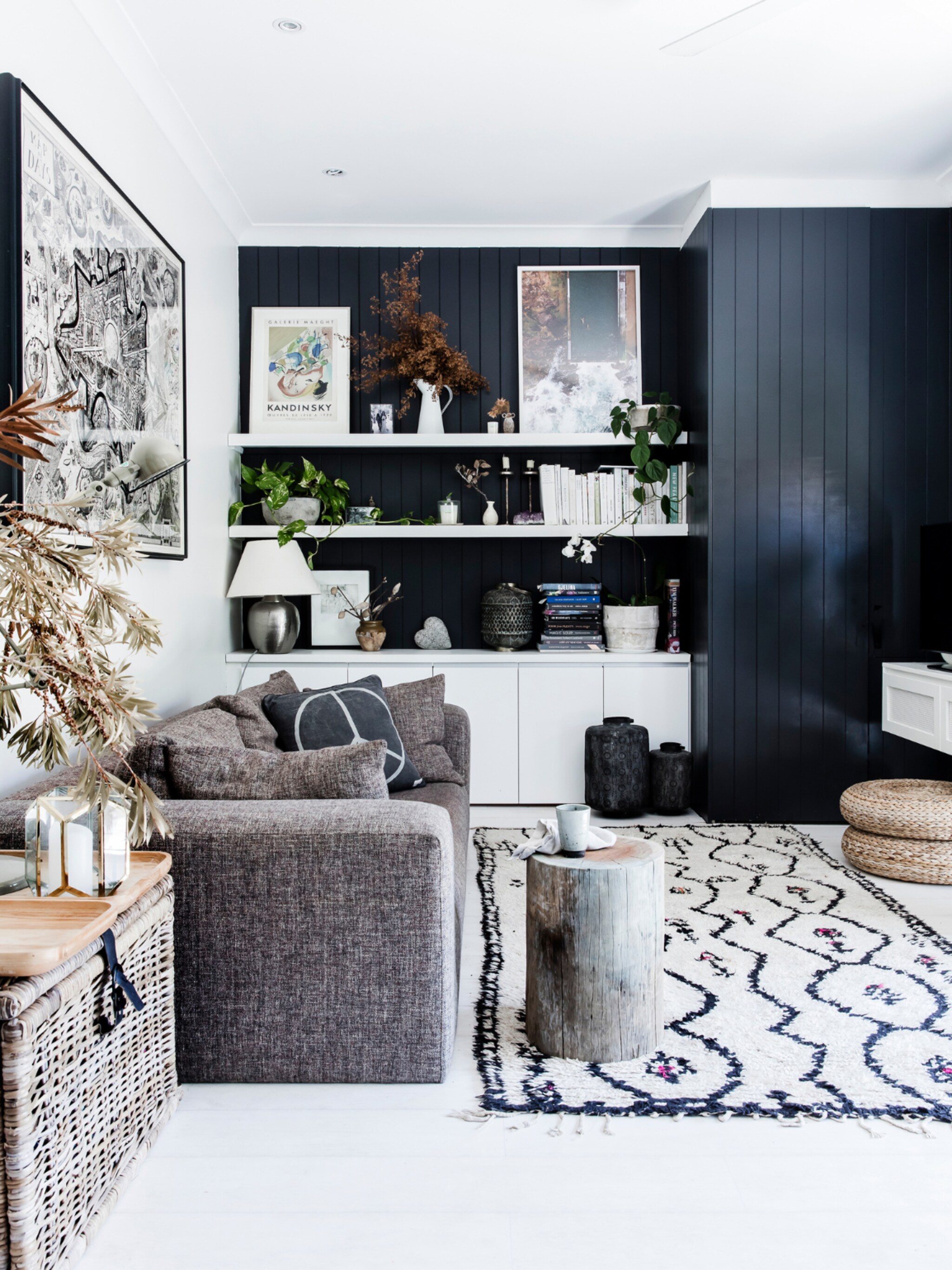 binnenkijken in een australische strandbungalow met zwart wit interieur