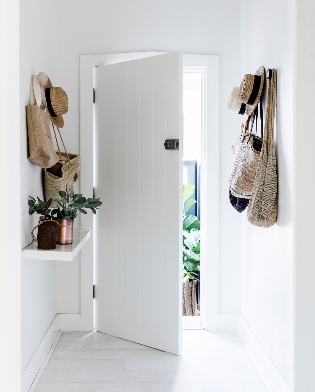 Tassen en hoeden vintage. Overig onbekend. vtwonen special binnenkijken 2022 | productie Living Inside | fotografie Maree Homer