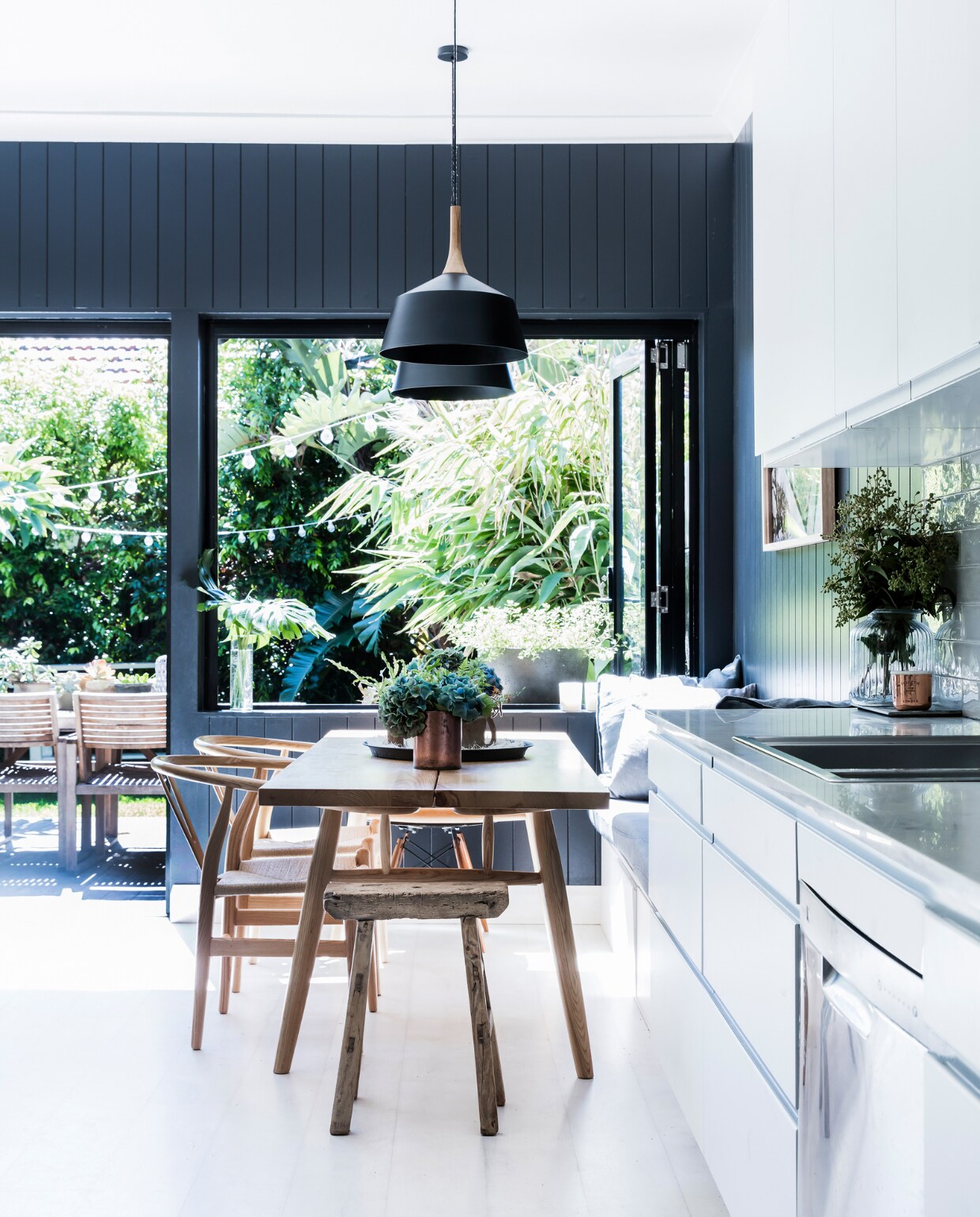 Tafel Life Interiors. Stoelen CH24 Wishbone Carl Hansen &amp; Son. Kruk Commune Bondi. Overig onbekend. vtwonen special binnenkijken 2022 | productie Living Inside | fotografie Maree Homer