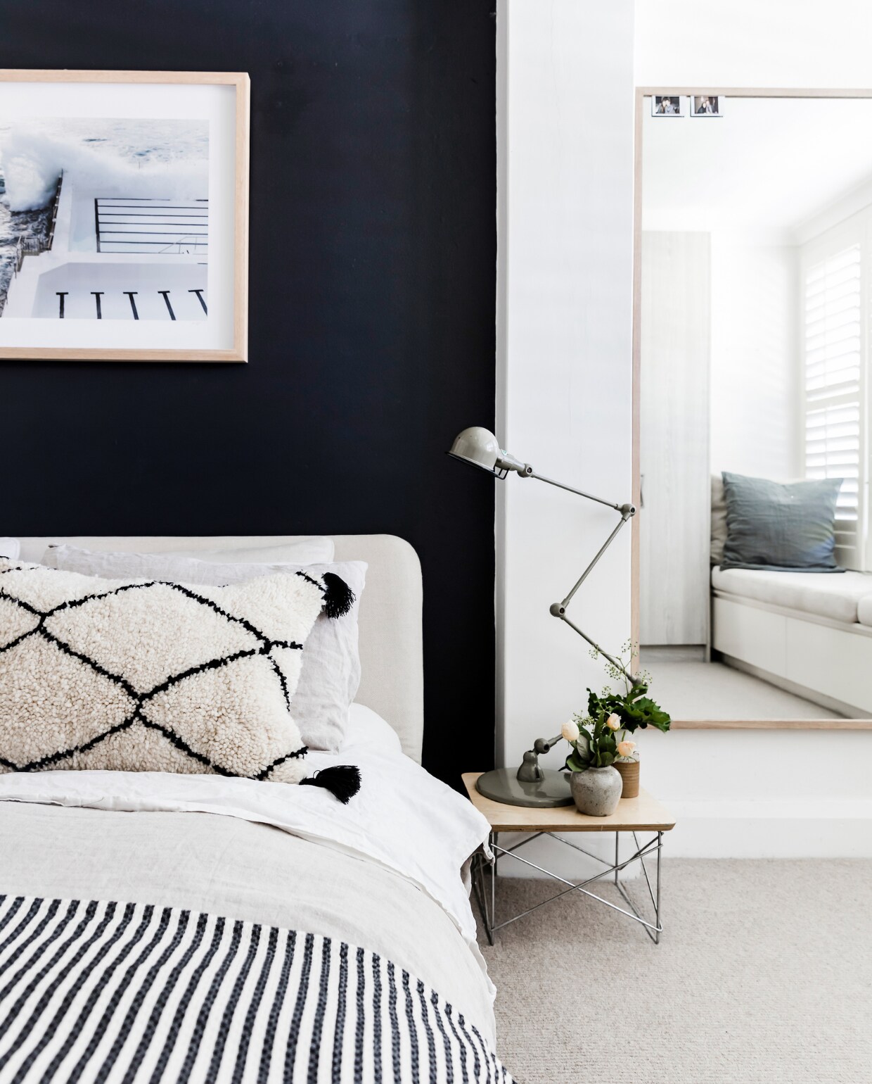 Kussens op bed Commune Bondi. Kussens op bank Adairs. Beddengoed Cultiver en Bedouin Societe. Sprei Karter en Stark. Lampje Jieldé vintage. Spiegel Ikea. Overig onbekend. vtwonen special binnenkijken 2022 | productie Living Inside | fotografie Maree Homer