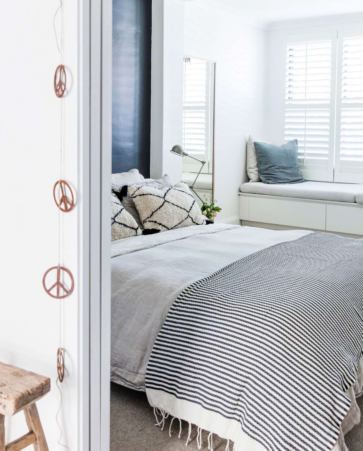 Vredesteken-slinger Mark Tucky. Kruk en kussens op bed Commune Bondi. Kussens op bank Adairs. Beddengoed Cultiver. Sprei Karter en Stark. Lampje Jieldé vintage. Spiegel Ikea. Overig onbekend. vtwonen special binnenkijken 2022 | productie Living Inside | fotografie Maree Homer