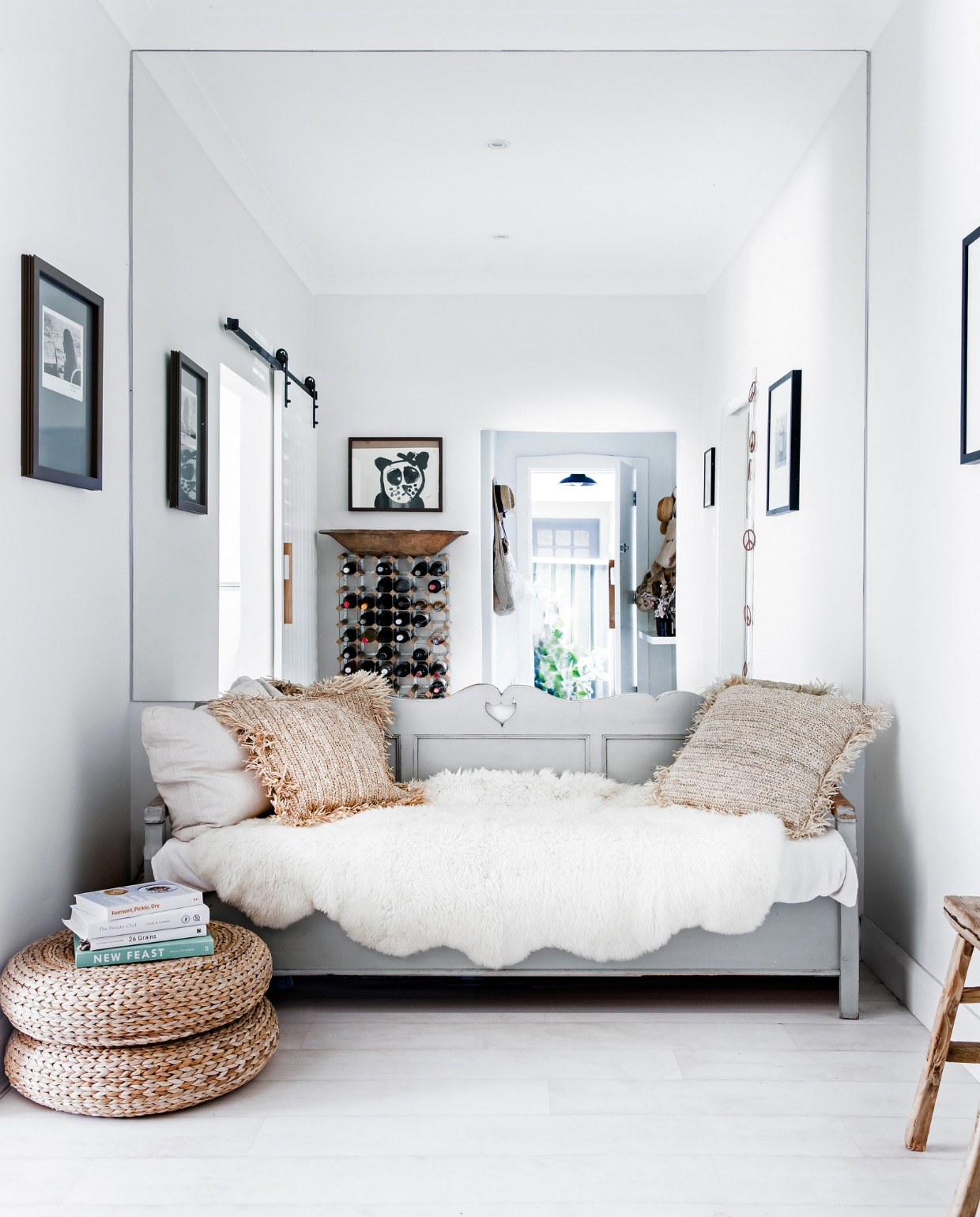 Rieten poefs en vacht Ikea. Lijstjes en prints aan muur London. Bank vintage. Schaal Garden Life. Kruk Commune Bondi. Overig onbekend. vtwonen special binnenkijken 2022 | productie Living Inside | fotografie Maree Homer