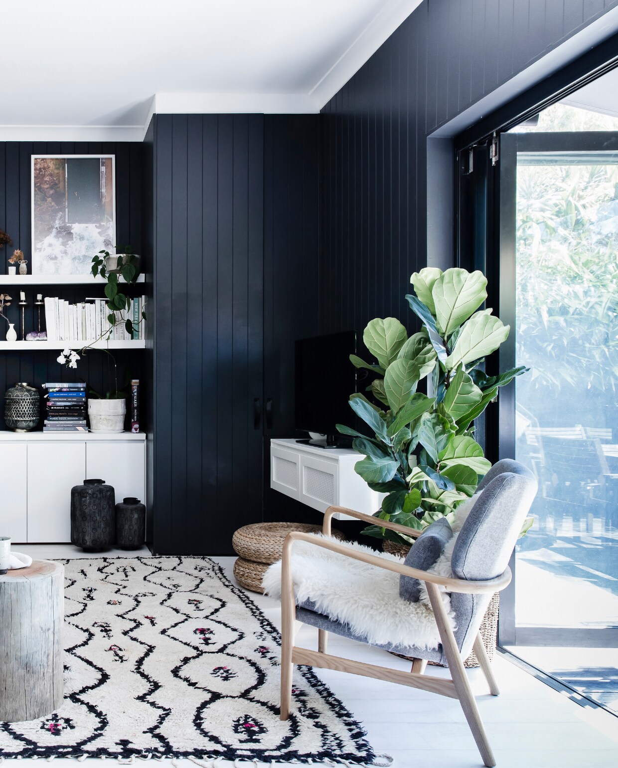 Vloerkleed Moroccan vintage. Stoel en kussen Life Interiors. Poefs Ikea. Overig onbekend. vtwonen special binnenkijken 2022 | productie Living Inside | fotografie Maree Homer