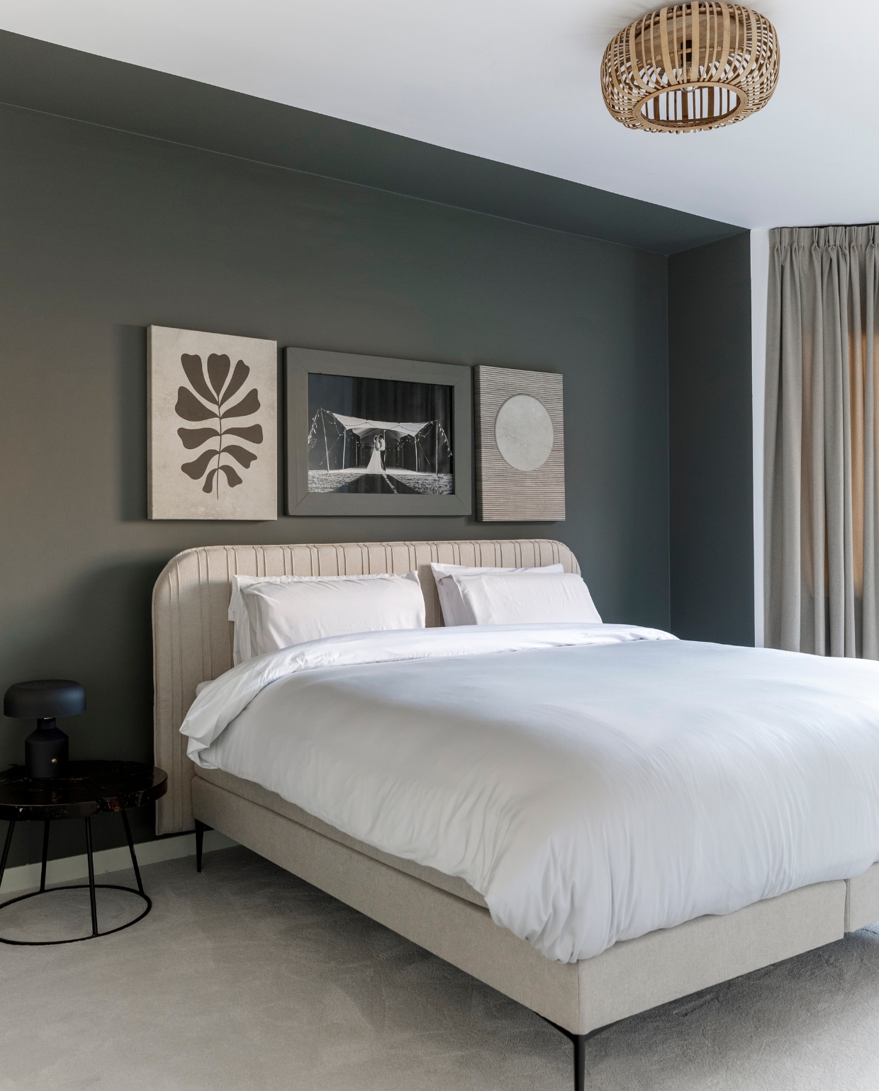 Verf muur Woudgroen Flexa. Kamerbrede vloerbedekking Desso Parade Paris 170 crème, raambekleding Boekarest linen 180 Aanhuis.nl. Linker kunstwerk Concrete Flower ONE’ van TW living Werk aan de Muur.Rechter kunstwerk SUNRISE CONCRETE CORD TWO van TW living Werk aan de Muur.Boxspring Emma Signature, matras Emma Hybrid, topper Emma Diamond Degree, bedlinnen Multiple bed linen (satin &amp; cotton), kussen Emma Diamond, kussen Emma Zero Gravity Emma Sleep. Tafellamp Porto Eijerkamp. Tafel, fauteuil, foto privébezit. Weer verliefd op je huis aflevering 2 seizoen 18 | styling Frans Uyterlinde | fotografie Margriet Hoekstra