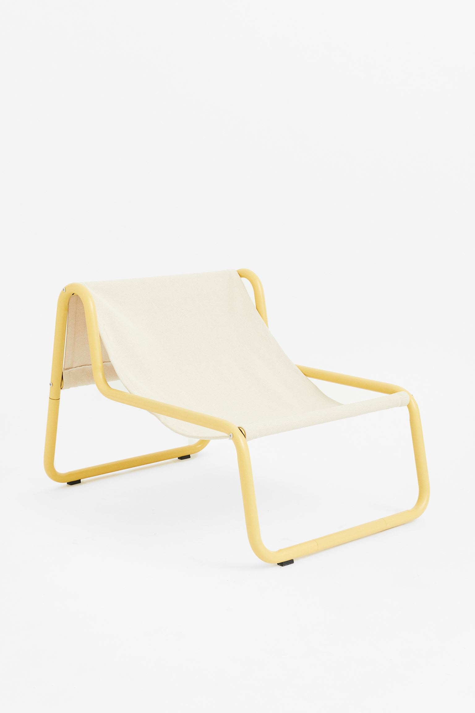 metalen gele loungestoel van H&amp;M, 67x95x60 cm (bxdxh), (hm.com). H&amp;M | hm.com