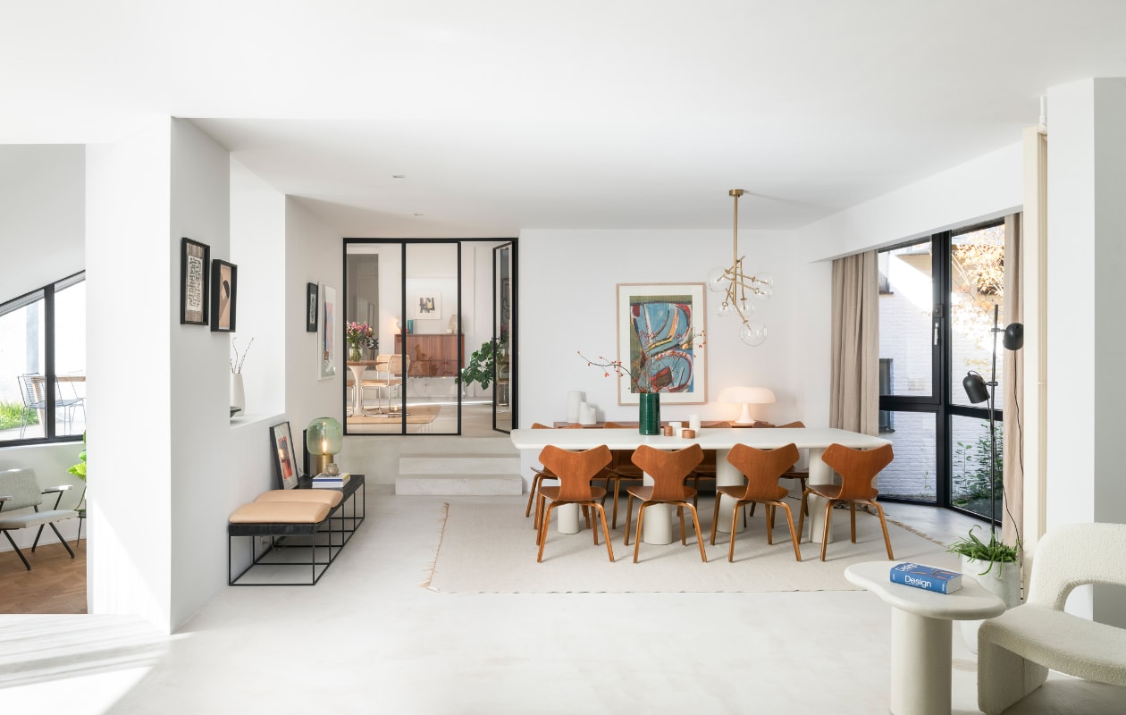Vloer Terra Logica van Terra International, deuren op maat gemaakt Philip V. Bank Leonore, eettafel Pim, tapijt Charles, dressoir Salvin, bijzettafel Mid Jonah en fauteuil Esmee van Furnified. Vintage stoelen 3130 van Arne Jacobsen voor Fritz Hansen. Vloerlamp Hübsch, hanglamp Brussels Design Market, tafellamp op bank HKliving. Vazen op dressoir Broste Copenhagen, witte lamp Nessino van Artemide. Kunstwerk Your Art Gallery. Kunstwerken linkerwand Furnified en Siep van den Berg. Overig onbekend. vtwonen 05-2023 | fotografie Jonah Samyn