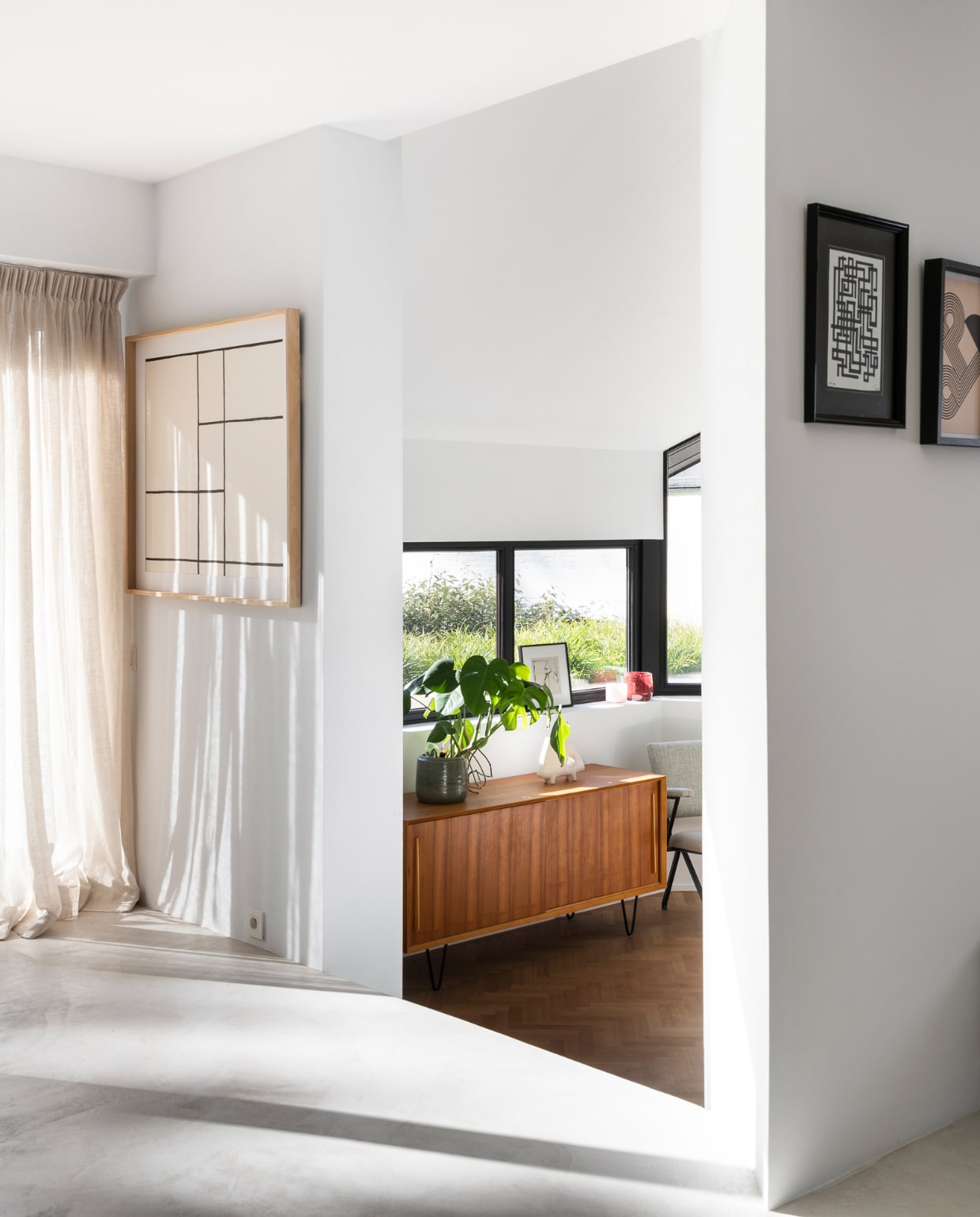 Kunstwerk aan de wand links, kunstwerk aan de wand helemaal rechts en dressoir Oskar van Furnified, kunstwerk aan de wand midden Siep van den Berg, fauteuil vintage. Overig onbekend. vtwonen 05-2023 | fotografie Jonah Samyn