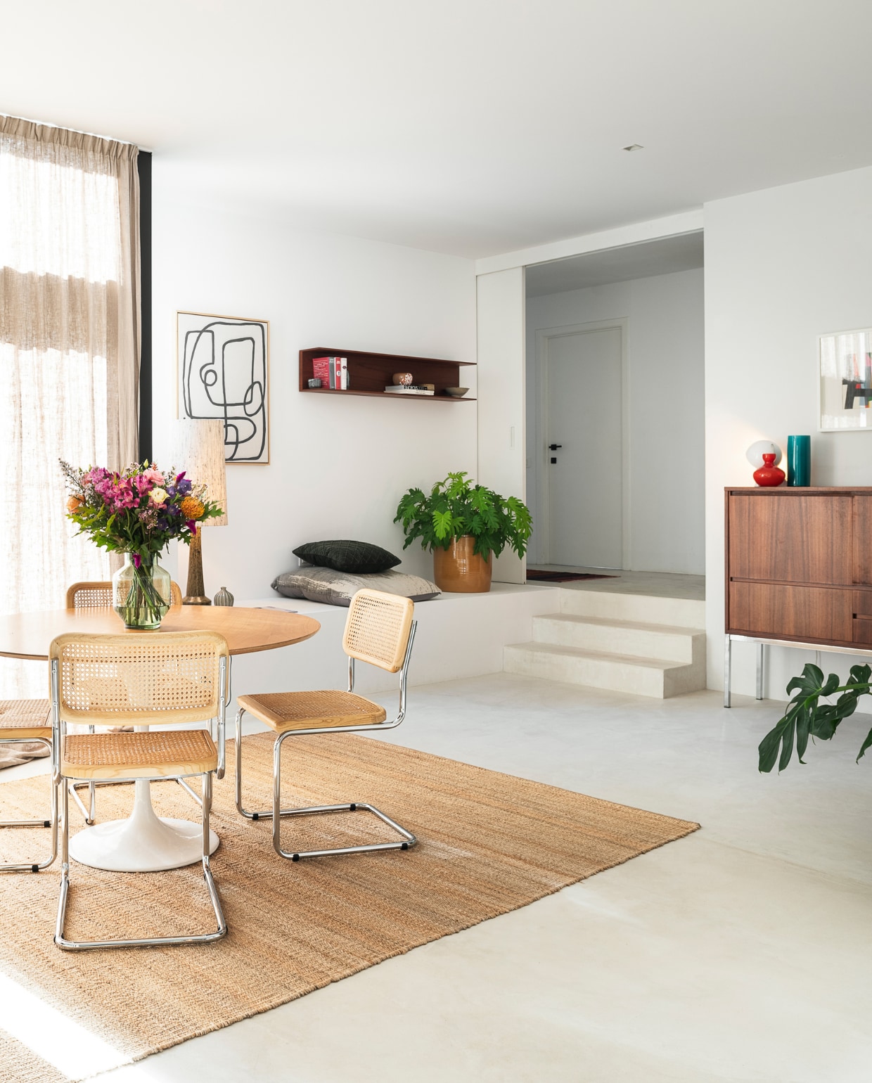 Wandrek vintage, wanddecoratie Stockholm van Furnified, groot kussen House Doctor, klein kussen Chhatwal &amp; Jonsson, dressoir vintage, oranje vaas Dutz. Overig onbekend. vtwonen 05-2023 | fotografie Jonah Samyn