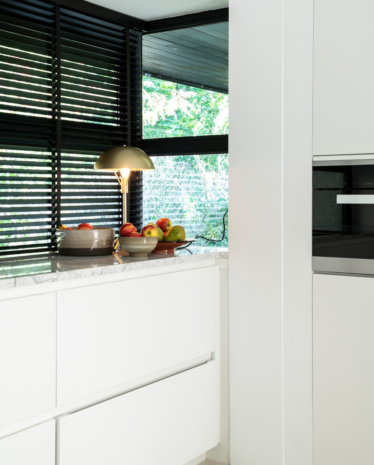 Keuken op maat gemaakt, tafellamp Jill van Furnified. Overig vintage en onbekend. vtwonen 05-2023 | fotografie Jonah Samyn
