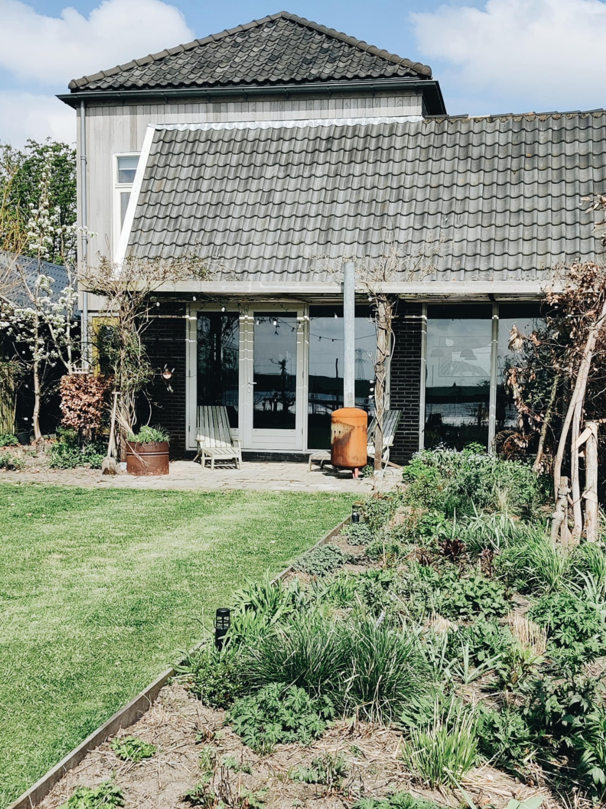vivian en mark pakken onkruid aan de grote winnaar in onze tuin is klein springzaad