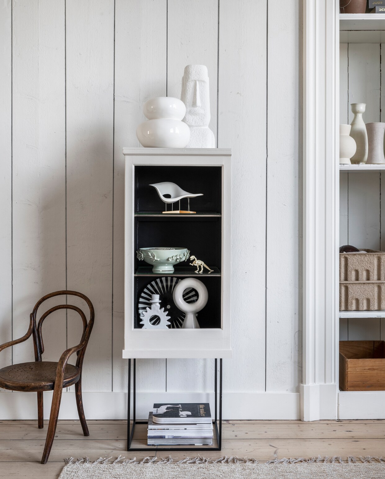 Houtverf New Chalk (histor.nl). Vaas op de wandkast Pebbles van Urban Nature Culture € 41,95, ecomix ornament Sculpture Face van vtwonen, bijzettafel Fera van Blomus, per 2 € 199,- (vtwonen.nl). Schaalmodel stoel Eames € 125,-, schaal € 17,50 (neeflouis.nl), bord € 75,95, kandelaar ster € 29,95 (householdhardware.nl). Overig privébezit. vtwonen 04-2023 |  Styling Fietje Bruijn &amp; Sanne Ketelaar | fotografie Stan Koolen &amp; Peggy Janssen