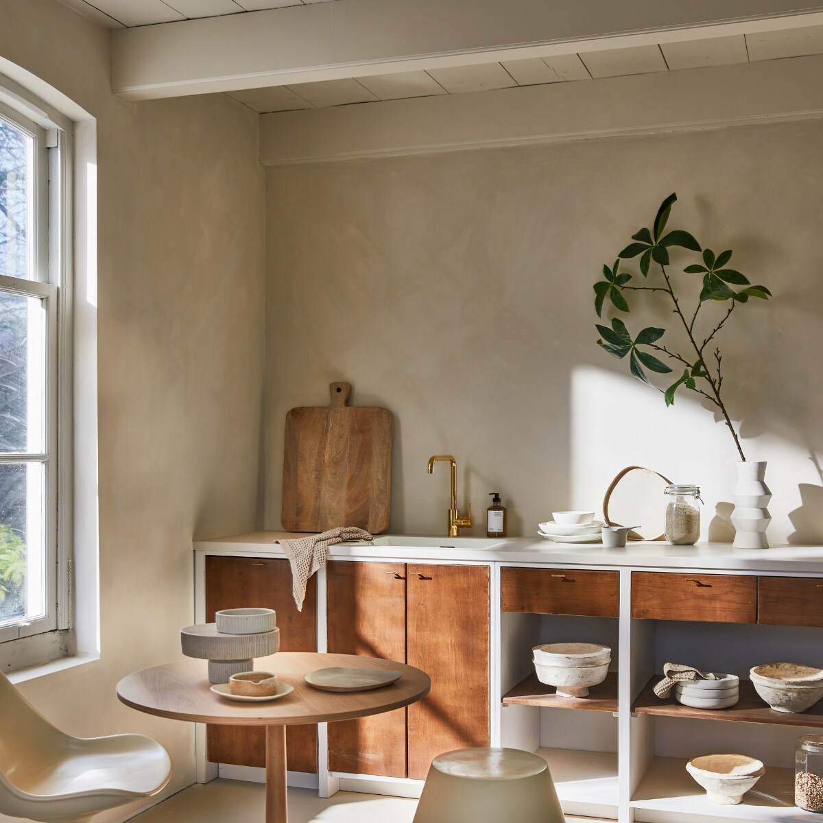Keuken op maat, prijs op aanvraag (com-anders.nl). Eikenhouten tafel Turned, 75x70,5 cm (Øxh) vanaf € 608,- (bolia.com). Stoel € 539,-, kruk € 395,-, stapel servies links op aanrecht vanaf € 25,95 (householdhardware.nl). Snijplank € 104,95, papier-maché schalen € 45,- (nordal.eu). Minerale muurverf Fresco in Coffee Cream, per 2,5 liter € 129,94 (pure-original.com). Servies op tafel en rechts op aanrecht, prijs op aanvraag (marjokedeheer.com). Vaas € 44,95 (hkliving.nl). Overig privébezit. vtwonen 04-2023 | styling Cleo Scheulderman | fotografie Jeroen van der Spek