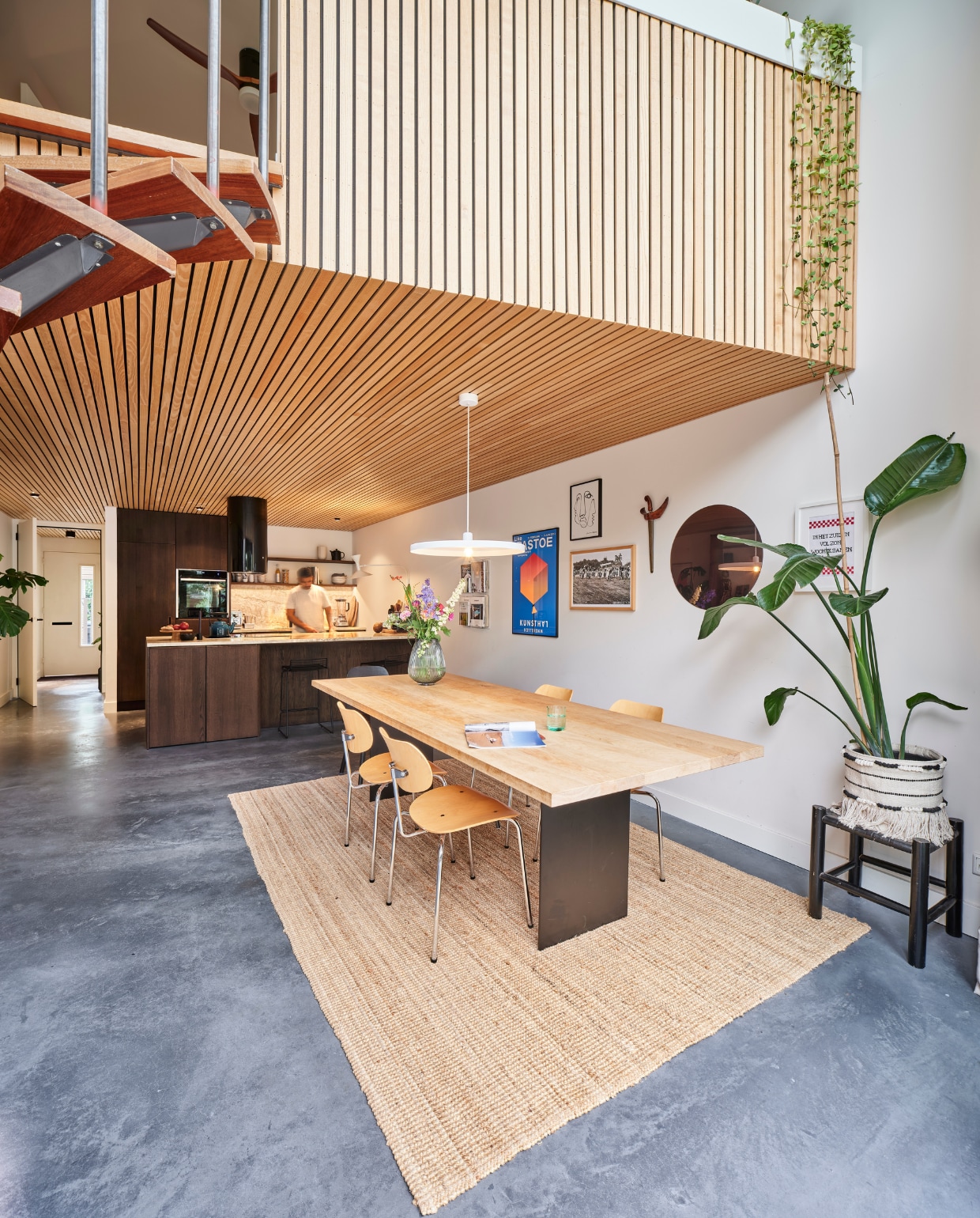 Keuken eigen ontwerp, stoomoven en inductieplaat Neff. Hanglamp Tossb. Eettafel Houtmerk. Stoelen Egon Eiermann van Decennia Design. Kruk en plantenmand Kwantum. vtwonen special binnenkijken 03-2023 | fotografie Rene van der Hulst
