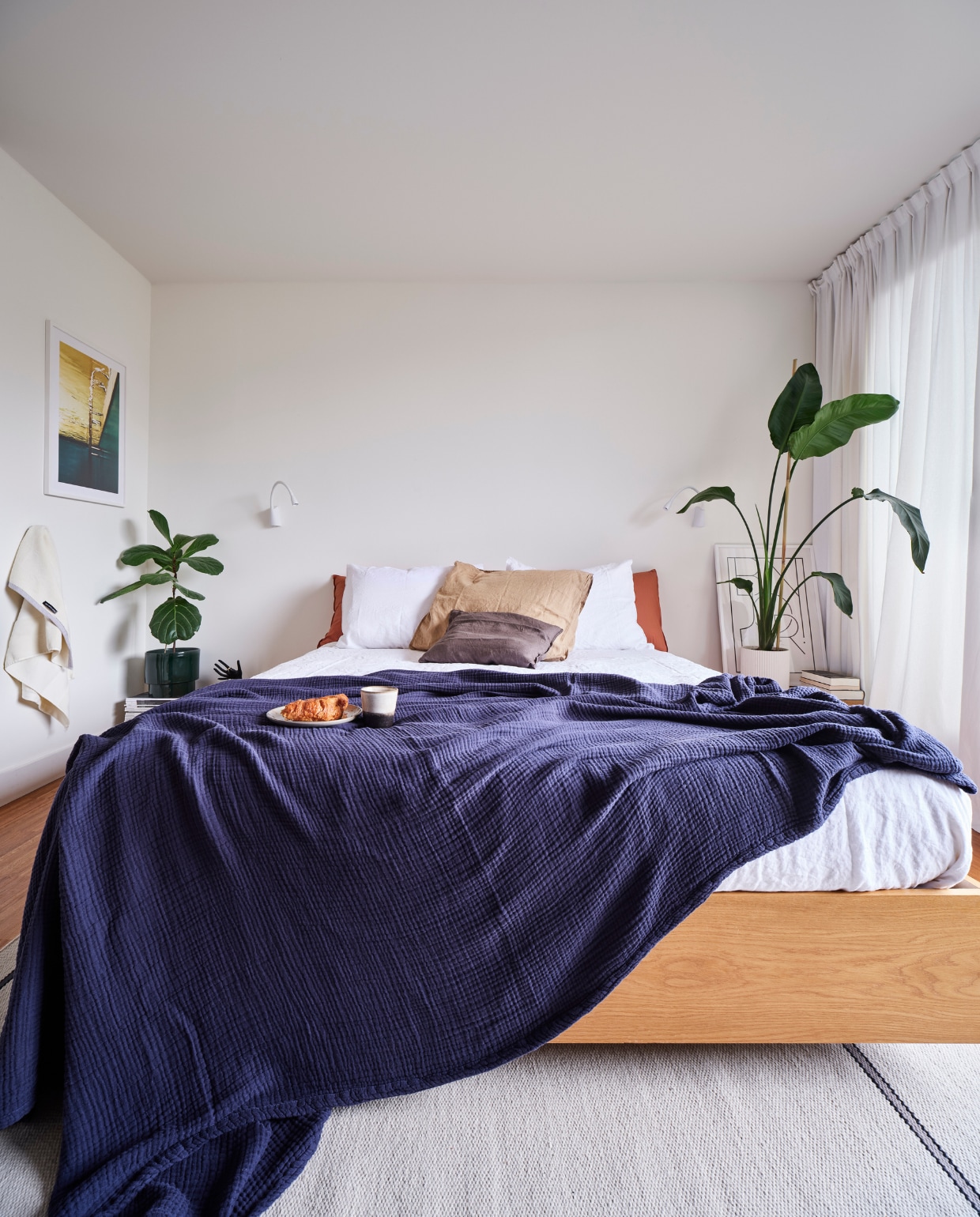 Bed Wehkamp. Beddengoed VanDyck. Plaid en linnen hoezen H&M Home. Wandlampen Flinders. Vloerkleed Perletta. Kunstprint Democratic Gallery. vtwonen special binnenkijken 03-2023 | fotografie Rene van der Hulst