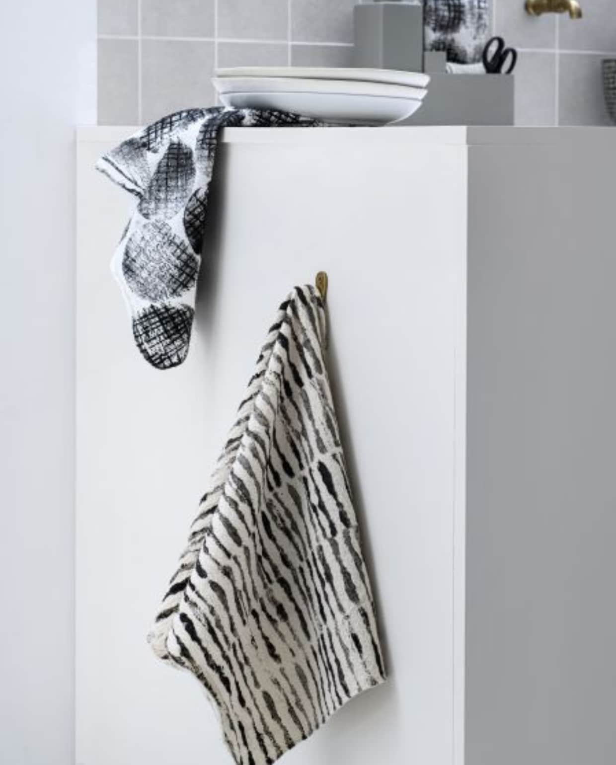 Afwasset in Mud van Zone Denmark, 19x6x20,5 cm (bxdxh), keramieken borden Gradient van HKliving, set van 4 (vtwonen.nl/shop). Overig privébezit. vtwonen 05-2023 | styling Kelly van Gendt | fotografie Louis Lemaire