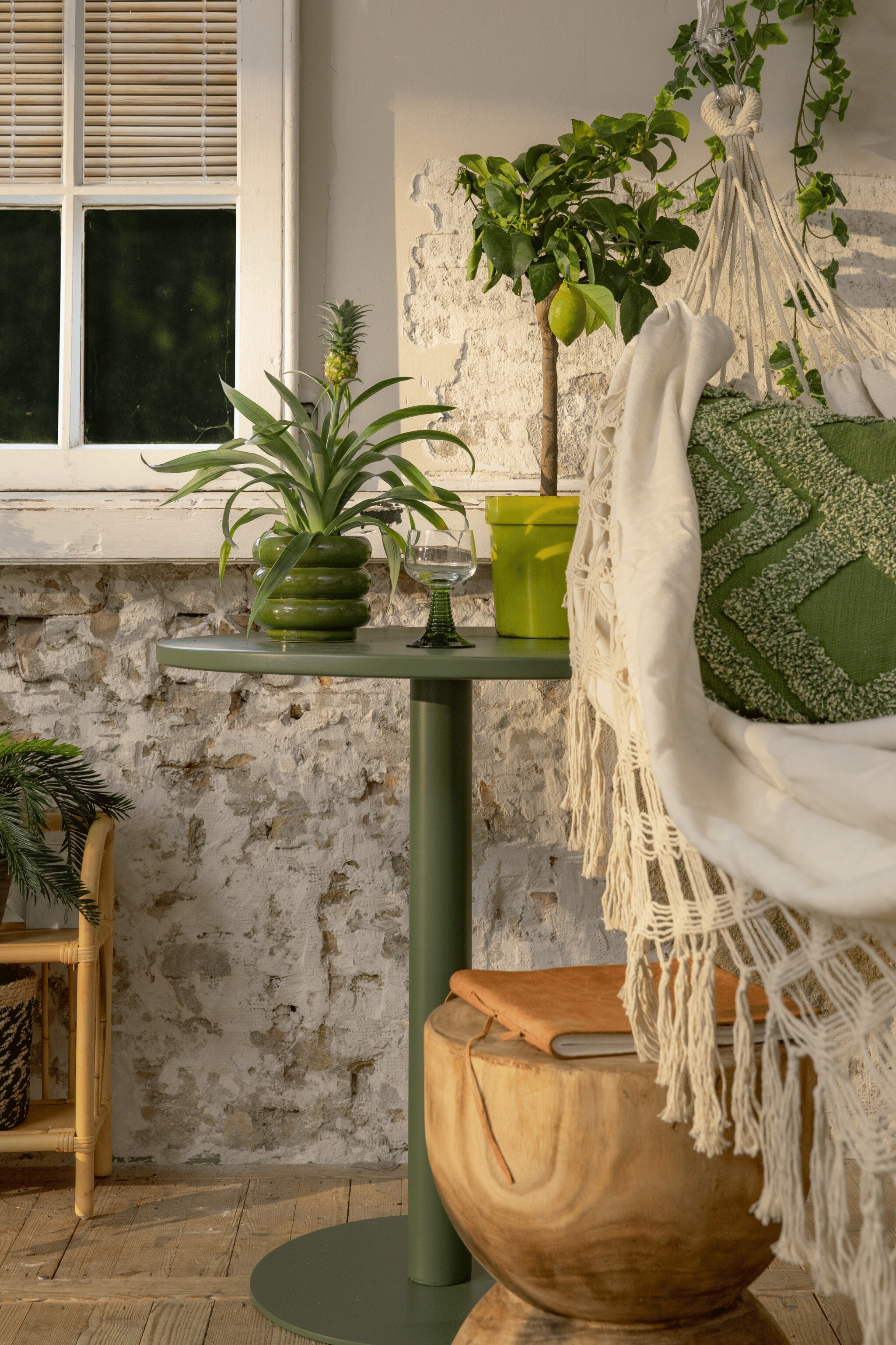 Ronde groene tuintafel, Zuiver,  €349 (bij bol.com)