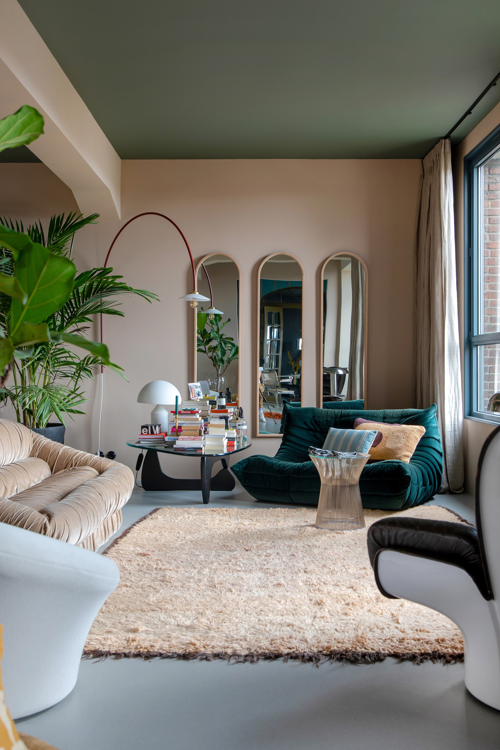 Muurverf Subtle Umber, verf plafond Soothing Moss en lakverf kozijn Puur Marmer van Flexa, wandlamp Valerie Objects, spiegels Zara Home, linnen gordijnen Holland Haag. Tafellamp Oluce, salontafel Noguchi van Vitra. Zeegroen zitelement Togo van Ligne Roset, kussens HKliving, vintage vloerkleed World of Blends, vintage sofa MassModernDesign, fauteuil links Mushroom van Artifort, fauteuil rechts Elda van Joe Colombo. vtwonen 05-2023 | styling &amp; fotografie Theo-Bert Pot &amp; Jelle van de Schoor