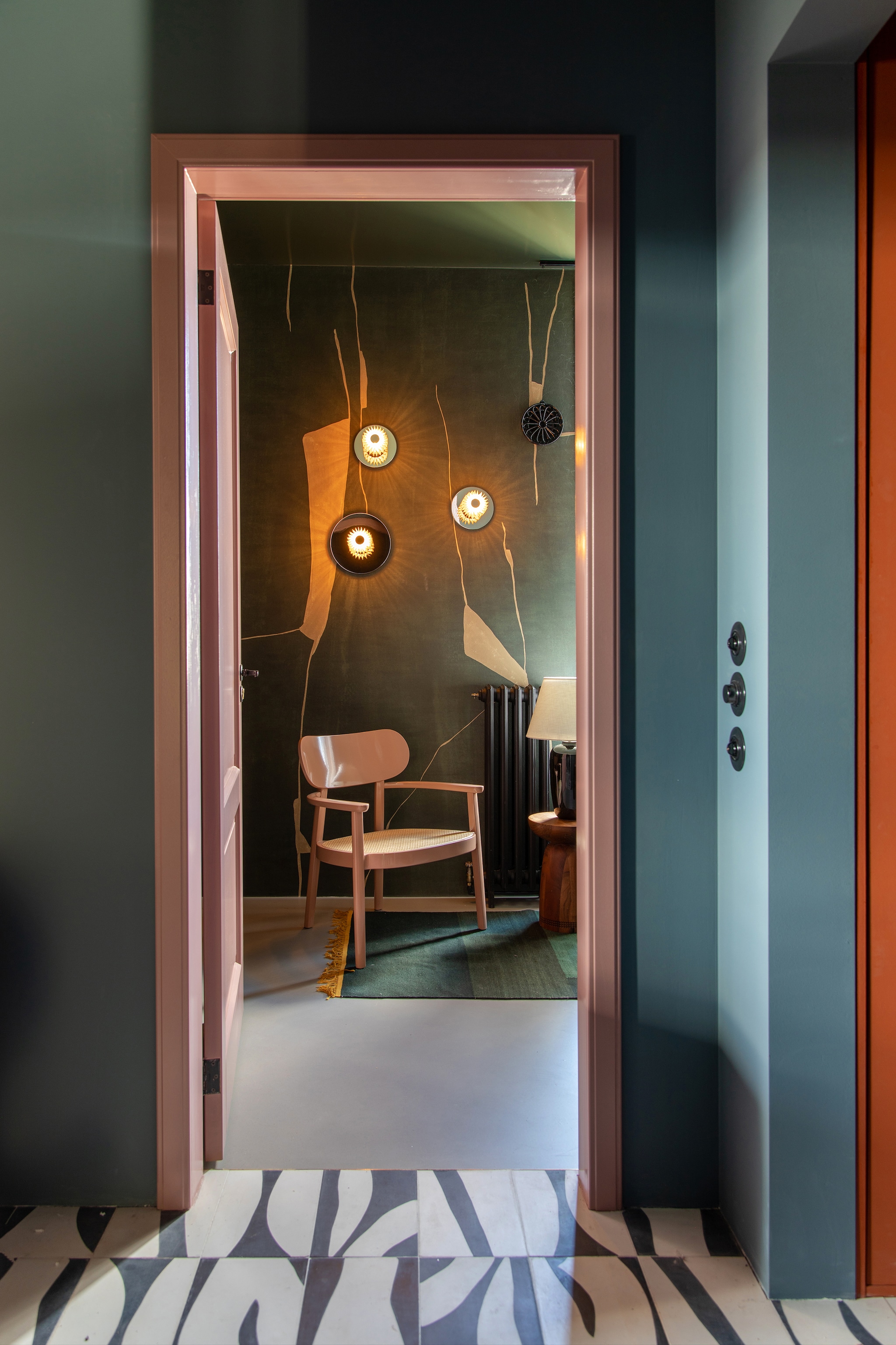 Muurverf op plafond Lush River in hoogglans en lakverf op deur B7.10.59 van Flexa. Behang Selected Wallpaper, wandlampen Sun van Dcw Editions, ventilator Bol Tafellamp Menu, kruk Zanat Craft, vloerkleed &amp;Tradition, stoel Thonet, gietvloer Senso, vloertegels Popham Design via Rozetta. vtwonen 05-2023 | styling &amp; fotografie Theo-Bert Pot &amp; Jelle van de Schoor