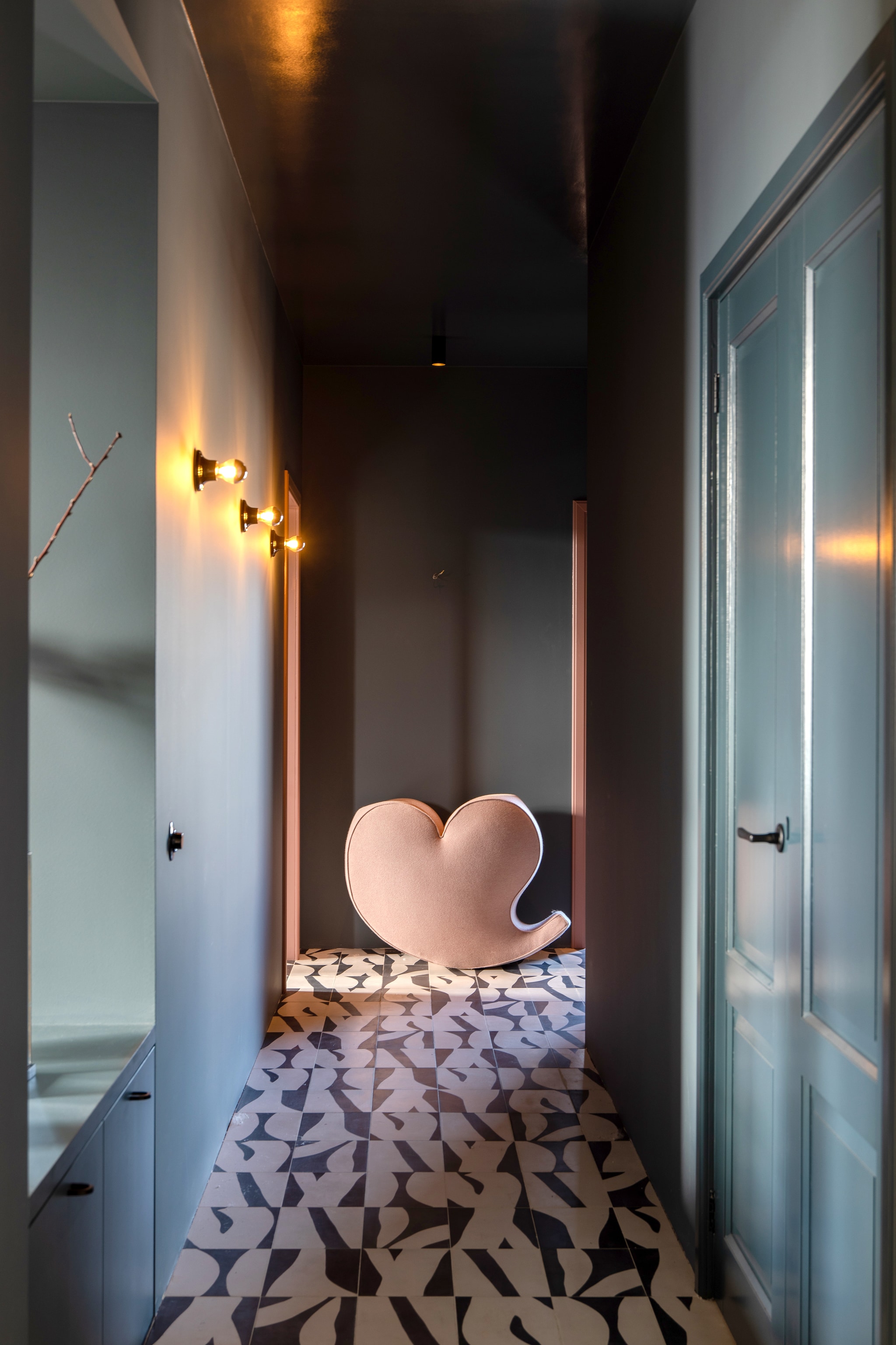 Fauteuil Heart Chair van Moroso, vloertegels Popham Design via Rozetta, muurverf 85% Marmer (op het plafond zit hoogglans) en lakverf op deuren Puur Marmer van Flexa, schakelaar De Oude Schakelaar, wandlampen Bol. vtwonen 05-2023 | styling &amp; fotografie Theo-Bert Pot &amp; Jelle van de Schoor