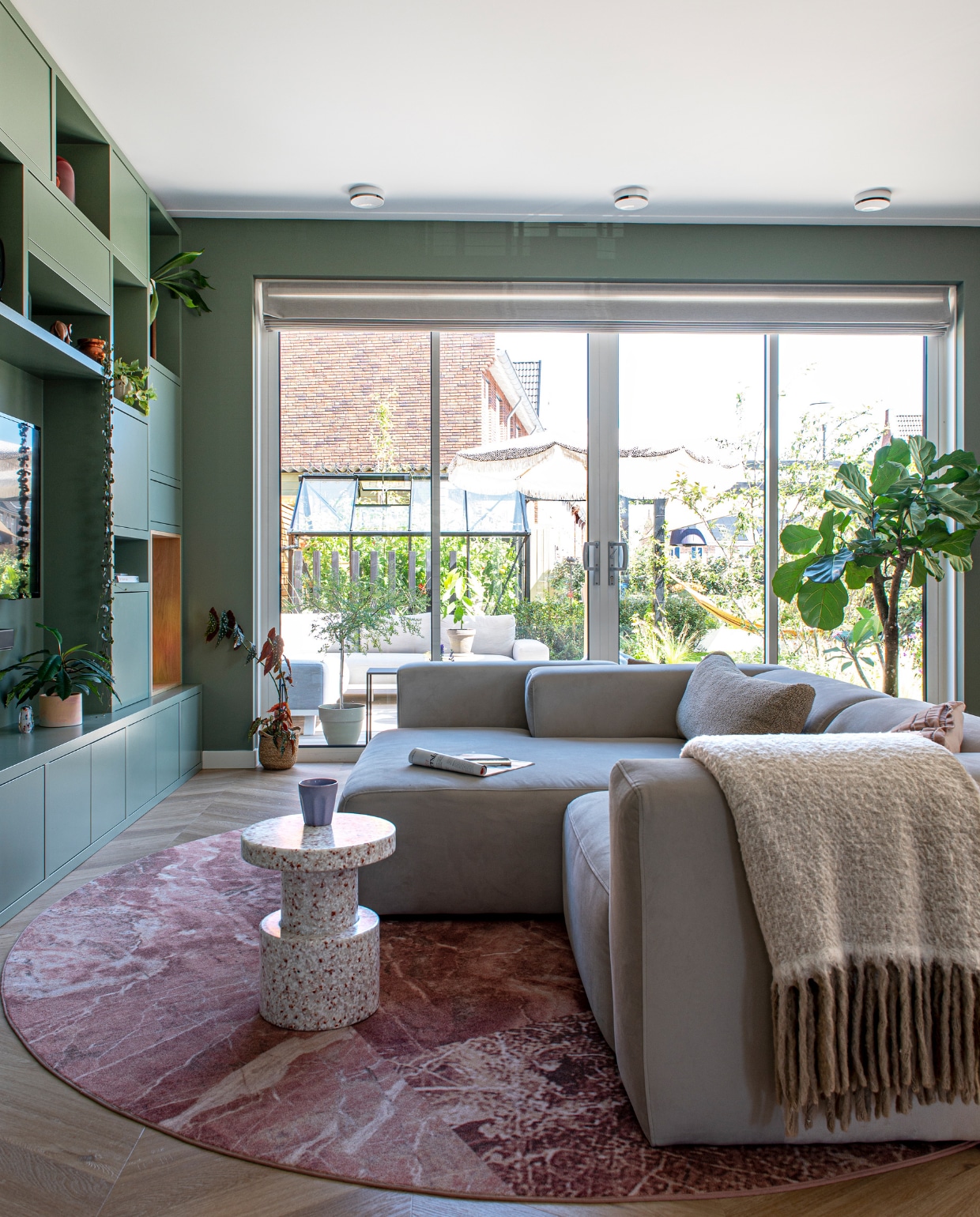 Vouwgordijn Inside Blinds, wandmeubel eigen ontwerp laten zagen bij opmaatzagen.nl, ficus Green Bubble, bank 4x6Sofa, plaid cadeau, ronde bijzettafel Bit Stool van Normann Copenhagen, karpet Sense of Marble van Desso, pvc-vloer in Hongaarse punt Chevron 6541 van Therdex. vtwonen 05-2023 | productie De Binnenkijkers | styling Jeske Weel | fotografie Caroline Coehorst