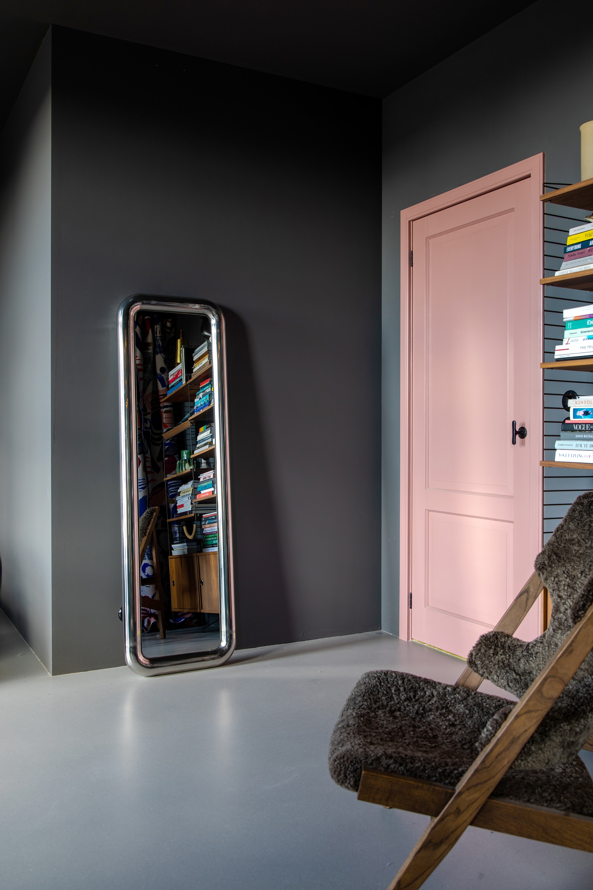 Chromen spiegel HKliving. De massief houten paneeldeur lieten Theo-Bert en Jelle maken bij Karwei en werd geschilderd in de kleur B7.10.59 van Flexa. Stoel Menu via Loft76, kast String Furniture. vtwonen 05-2023 | styling &amp; fotografie Theo-Bert Pot &amp; Jelle van de Schoor