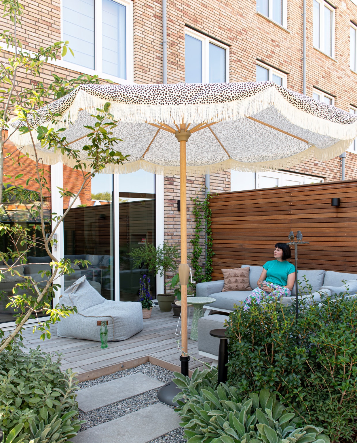 Zitzak Sackit, bijzettafels Zuiver, bank Latour. Tuinmeubels en parasol Karwei. vtwonen 05-2023 | productie De Binnenkijkers | styling Jeske Weel | fotografie Caroline Coehorst