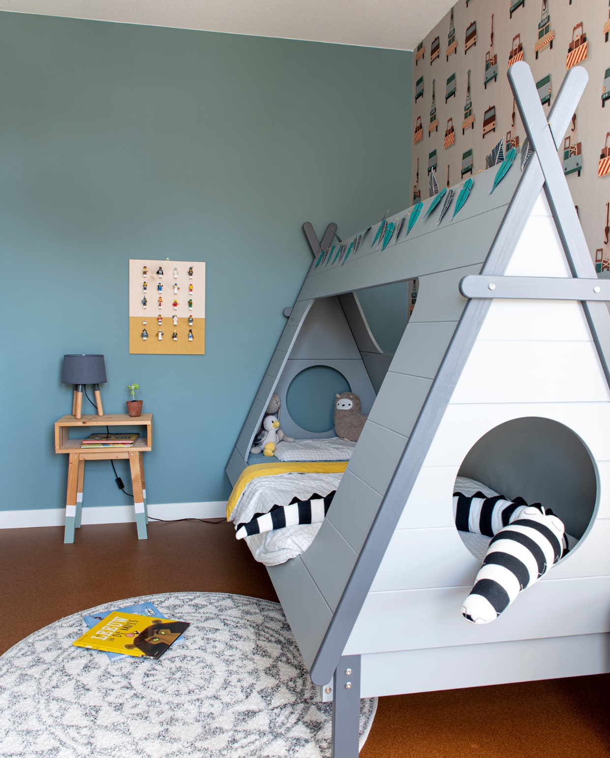 Nachtkastje zelfgemaakt, lamp Zuiver, Lego Brickboard van Bricks on the Wall, zebra-krokodil Bloomingville, bed Tipi van Woood. Behang Studio Ditte, muurverf Oval Room Blue van Farrow &amp; Ball. vtwonen 05-2023 | productie De Binnenkijkers | styling Jeske Weel | fotografie Caroline Coehorst