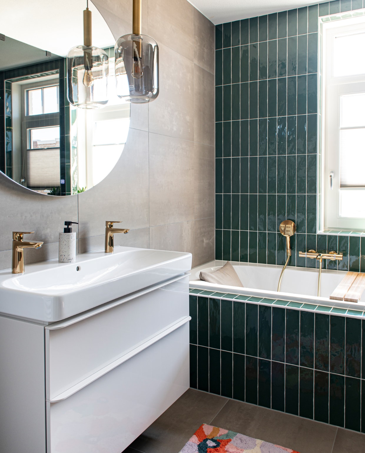 Spiegel Sanitairwinkel, lamp Loods 5, wastafelmeubel Geberit, badkussen Badesofa, kranen Grohe. Wandtegels Harmony in Jade Green van Sottocer, badmat H&amp;M Home, vloertegels en beige wandtegels onbekend. vtwonen 05-2023 | productie De Binnenkijkers | styling Jeske Weel | fotografie Caroline Coehorst
