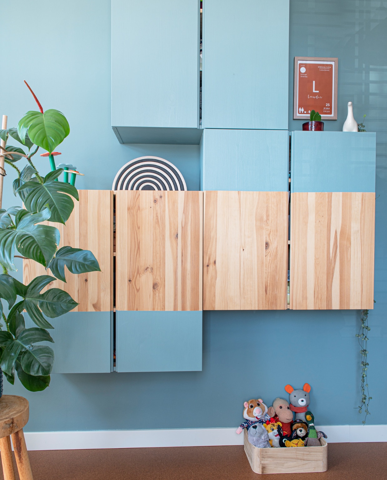 Lego-bloemen Atelier Blikvangers, houten regenboog Grimms, kasten Ivar van Ikea deels geverfd in Oval Room Blue van Farrow &amp; Ball, naamposter Label of the Elements, overig onbekend. vtwonen 05-2023 | productie De Binnenkijkers | styling Jeske Weel | fotografie Caroline Coehorst