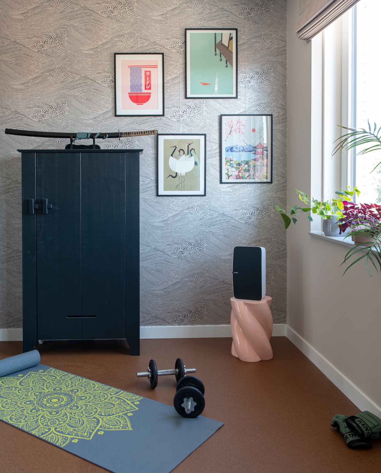 Behang Enso van Eijffinger, kast Gijs van Woood, kruk Marshmallow van &amp;K Amsterdam, muurverf Mushroom van Lab Paint, prints Society6, overig onbekend. vtwonen 05-2023 | productie De Binnenkijkers | styling Jeske Weel | fotografie Caroline Coehorst