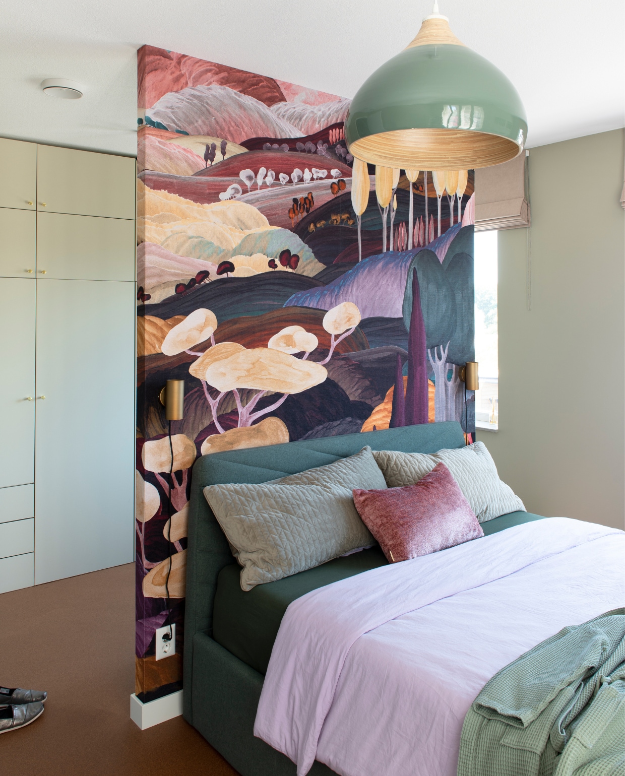 Kast Platsa en dekbedovertrek van Ikea. Wandlampen Karwei, textielbehang op vlies Les Songes Toscans 97520 van Arte, plafondlamp Westwing. Kasten op maat gemaakt. Bed Made, kussens Jotex. Muurverf French Grey van Farrow &amp; Ball, vloer Liquid Cork van The Liquid Collection. vtwonen 05-2023 | productie De Binnenkijkers | styling Jeske Weel | fotografie Caroline Coehorst