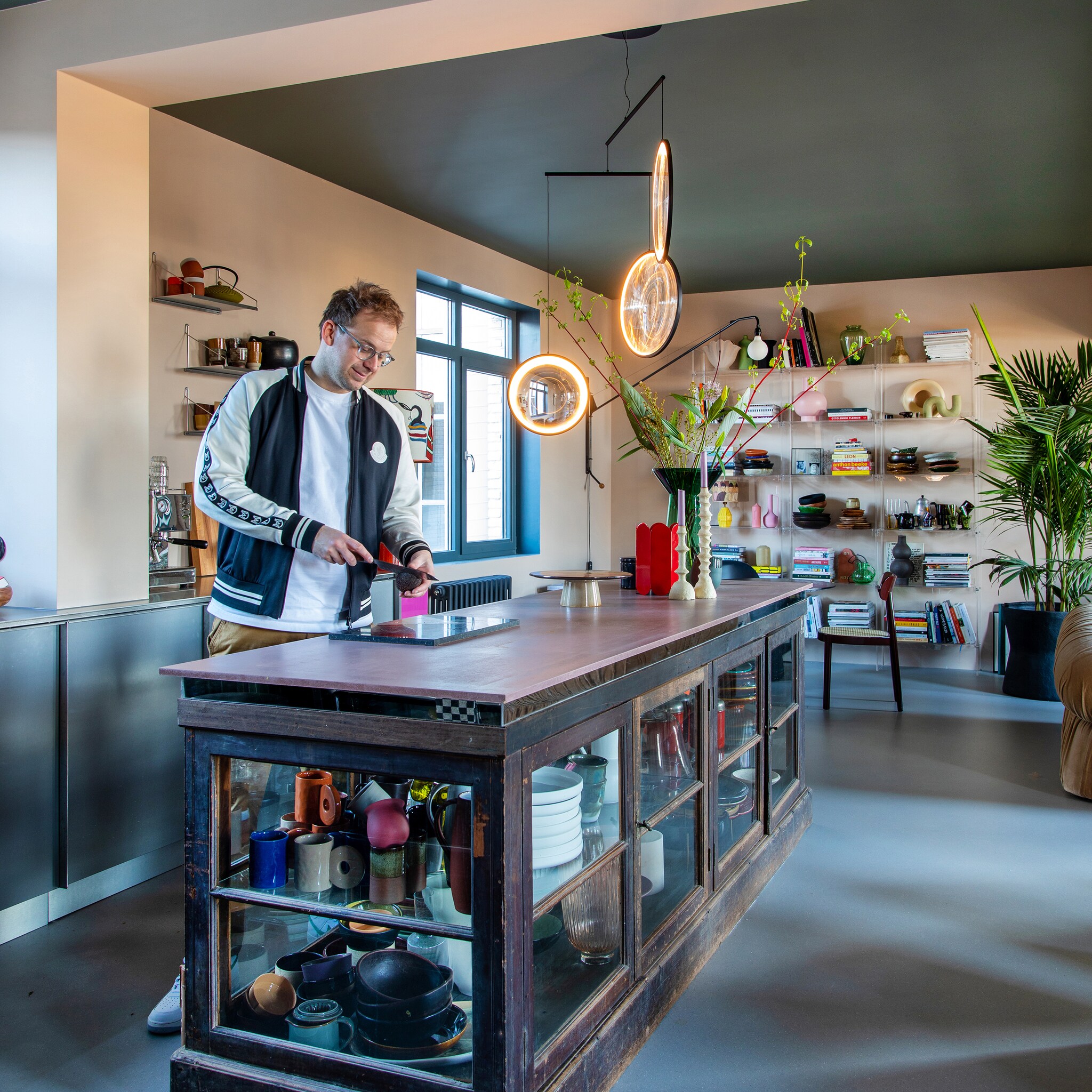 binnenkijken in het stadsappartement van interieurstylist theo bert pot ik zal altijd blijven schuiven met meubels en accessoires