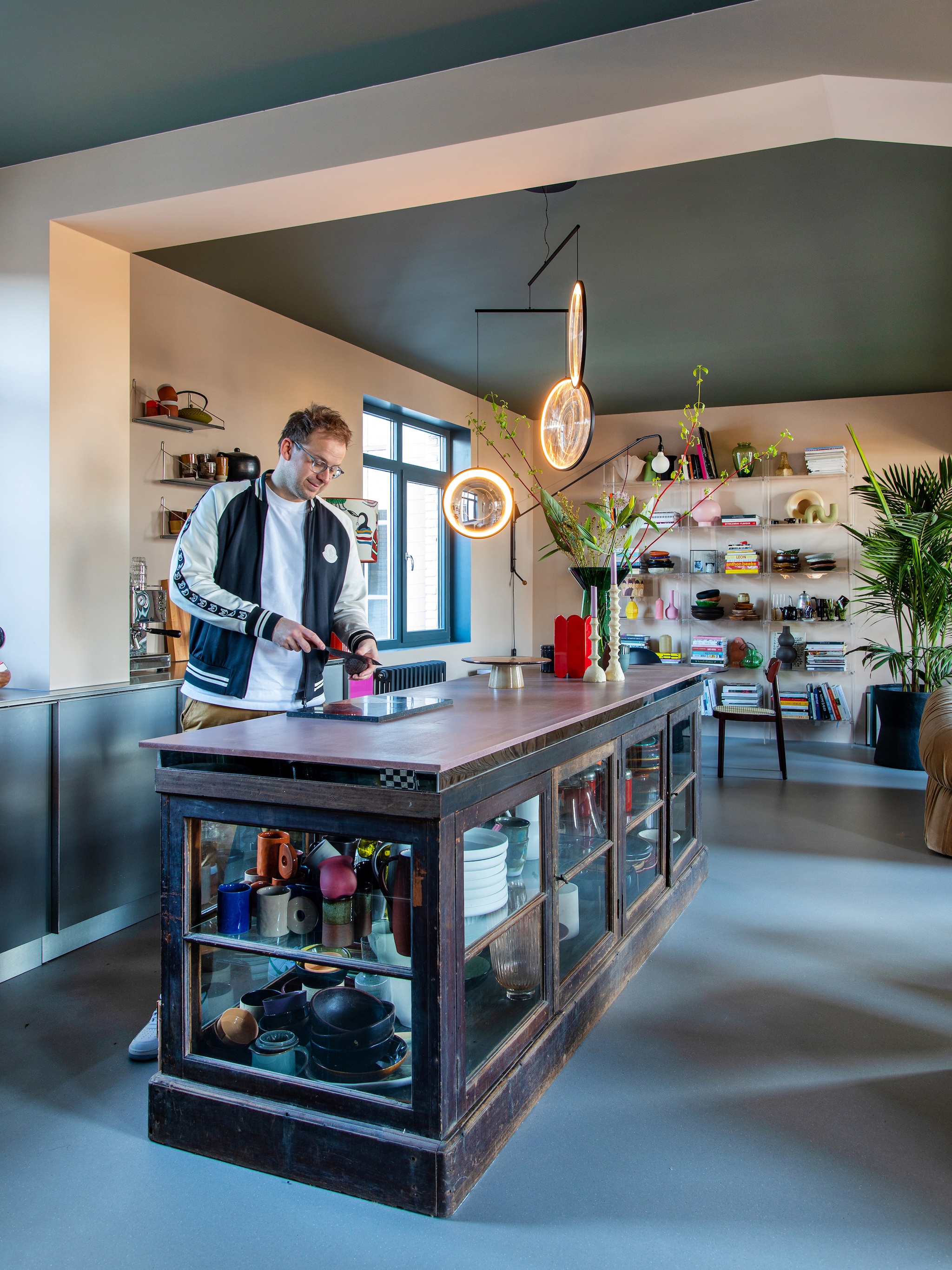 binnenkijken in het stadsappartement van interieurstylist theo bert pot ik zal altijd blijven schuiven met meubels en accessoires