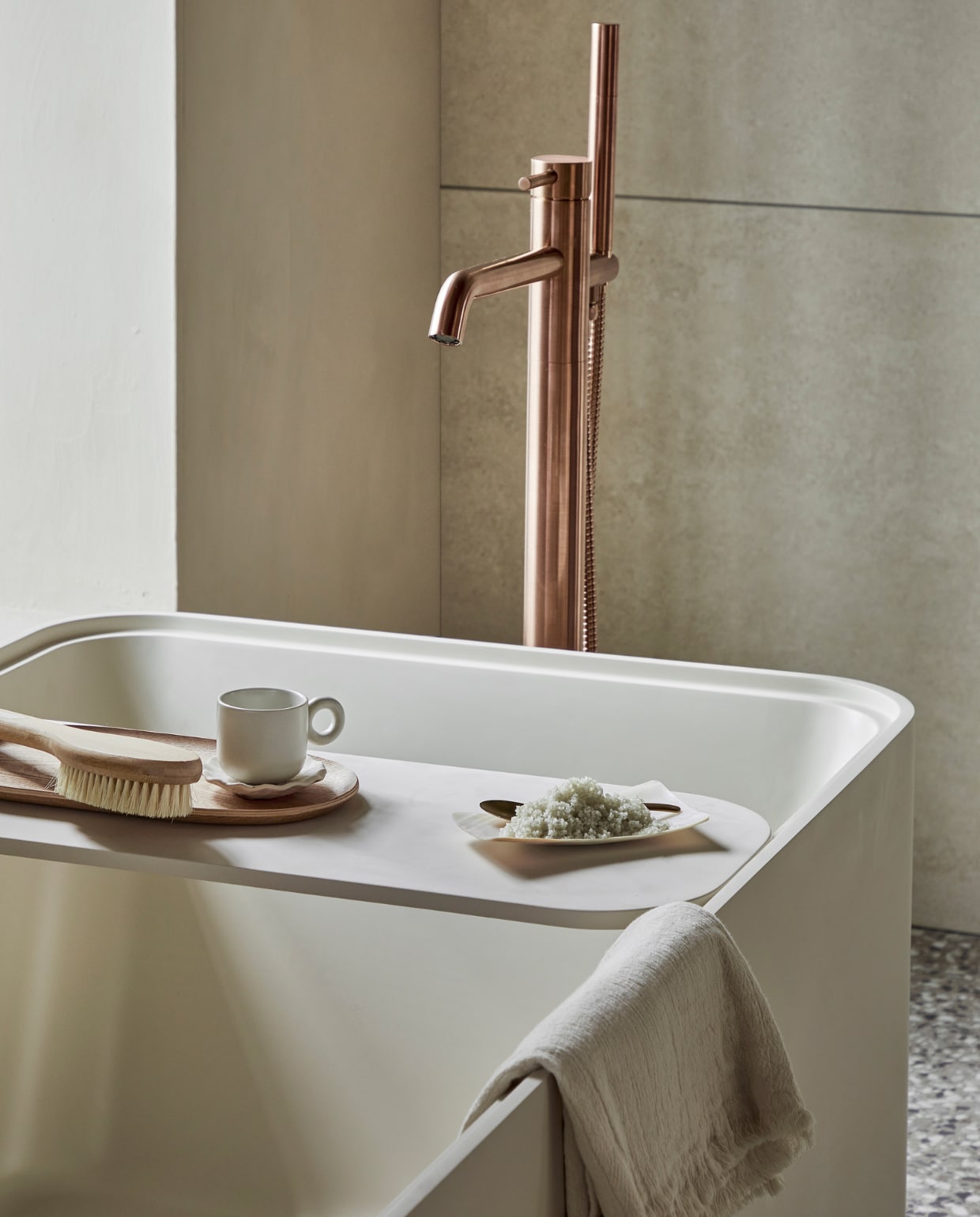 Top solid bad Soft Edge in zand, inclusief plateau, 160x73x59,5 cm (lxbxh), 200 liter, ook in wit, grijs en zwart. Op de vloer: vloer- en wandtegel Terrazzo Clay Flakes, 90x90 cm. Op de achterwand vloer- en wandtegel Raw Sand Mat, 80x80 cm. M.m.v. plieger.nl (vrijstaande badkraan Roma), vestingh.nl (muurverf Ibiza Rush van Lab Paint), zarahome.com (houten dienblad, parelmoer zeepschaaltje), dille-kamille.nl (bamboe wasborstel, badzout), hm.com (handdoek, espressokop). Overig privébezit. vtwonen 05-2023 | productie Tanja Saarberg | styling Sanne Ketelaar | fotografie Peggy Janssen