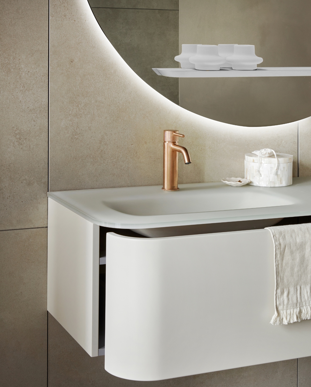 Spiegel Reflect, inclusief ledlicht en condensvrij, 120 cm, ook in 80 cm. Top solid onderkast Bend in zand met push to open-systeem, 130x48x31 cm (bxdxh), ook in 31x90x48 cm. Vloer- en wandtegel Raw Sand Mat, 80x80 cm. M.m.v. plieger.nl (wastafelkranen Roma), zarahome.com (pot met deksel, schaaltje), hm.com (handdoek). Overig privbezit. vtwonen 05-2023 | productie Tanja Saarberg | styling Sanne Ketelaar | fotografie Peggy Janssen