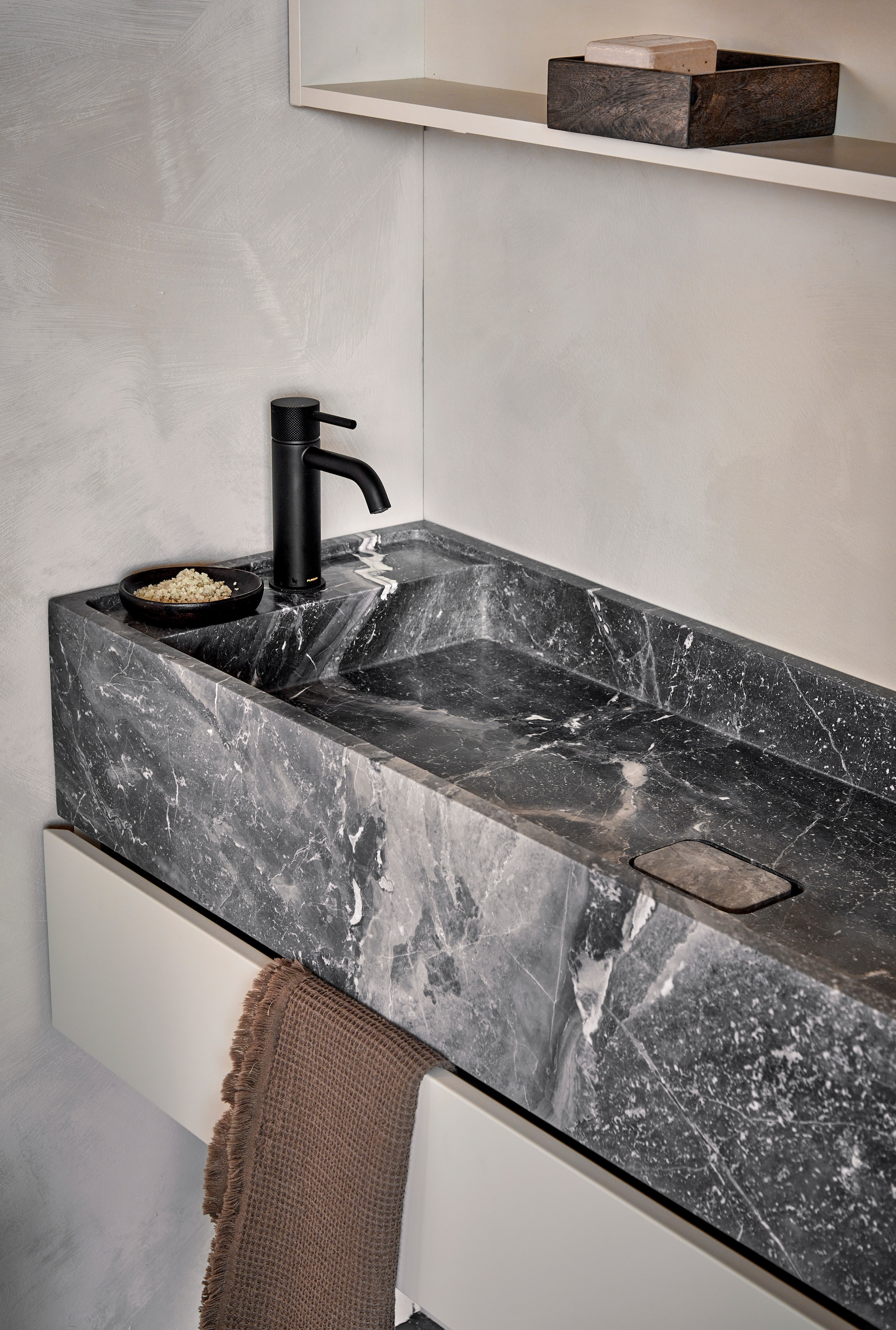 Marmeren wastafel Wide in Silver, 41x120x15 cm (lxbxh), ook in bruin, zwart, wit, met top solid onderkast Tidy in zand, met één push to open-lade, 40,5x120x20 cm (lxbxh), ook in wit, grijs en zwart, ( ). Kunststof spiegelkast Handy Beauty met dubbelzijdige spiegeldeuren in matzand, inclusief ledstrip met bewegingssensor, 120x16x80 cm (bxdxh) ( ), ook in zwart, wit en grijs. M.m.v. plieger.nl (wastafelkraan Roma), zarahome.com (zeepschaaltje), hm.com (houten bakje, handdoek). Overig privébezit. Beeld vtwonen 05-2023 | productie Tanja Saarberg | styling Sanne Ketelaar | fotografie Peggy Janssen