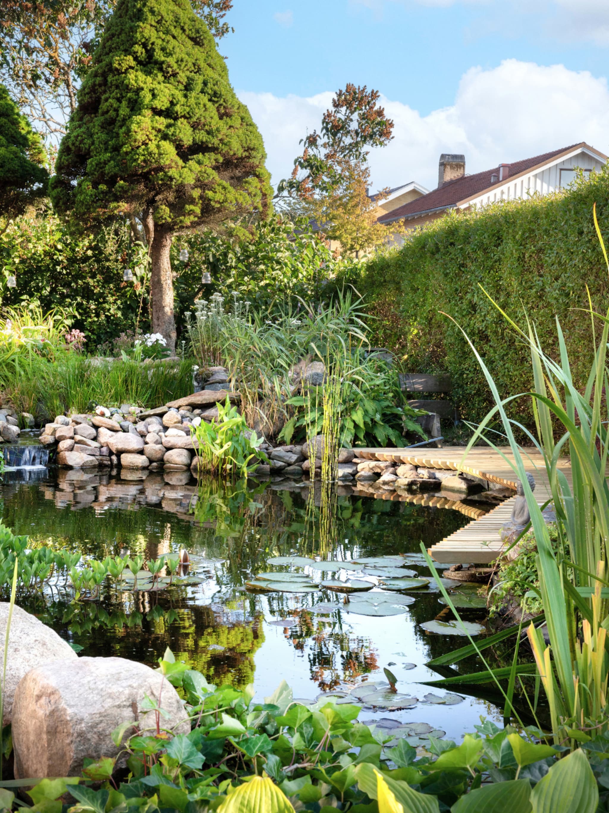 buitenkijken in een avontuurlijke tuin in zweden