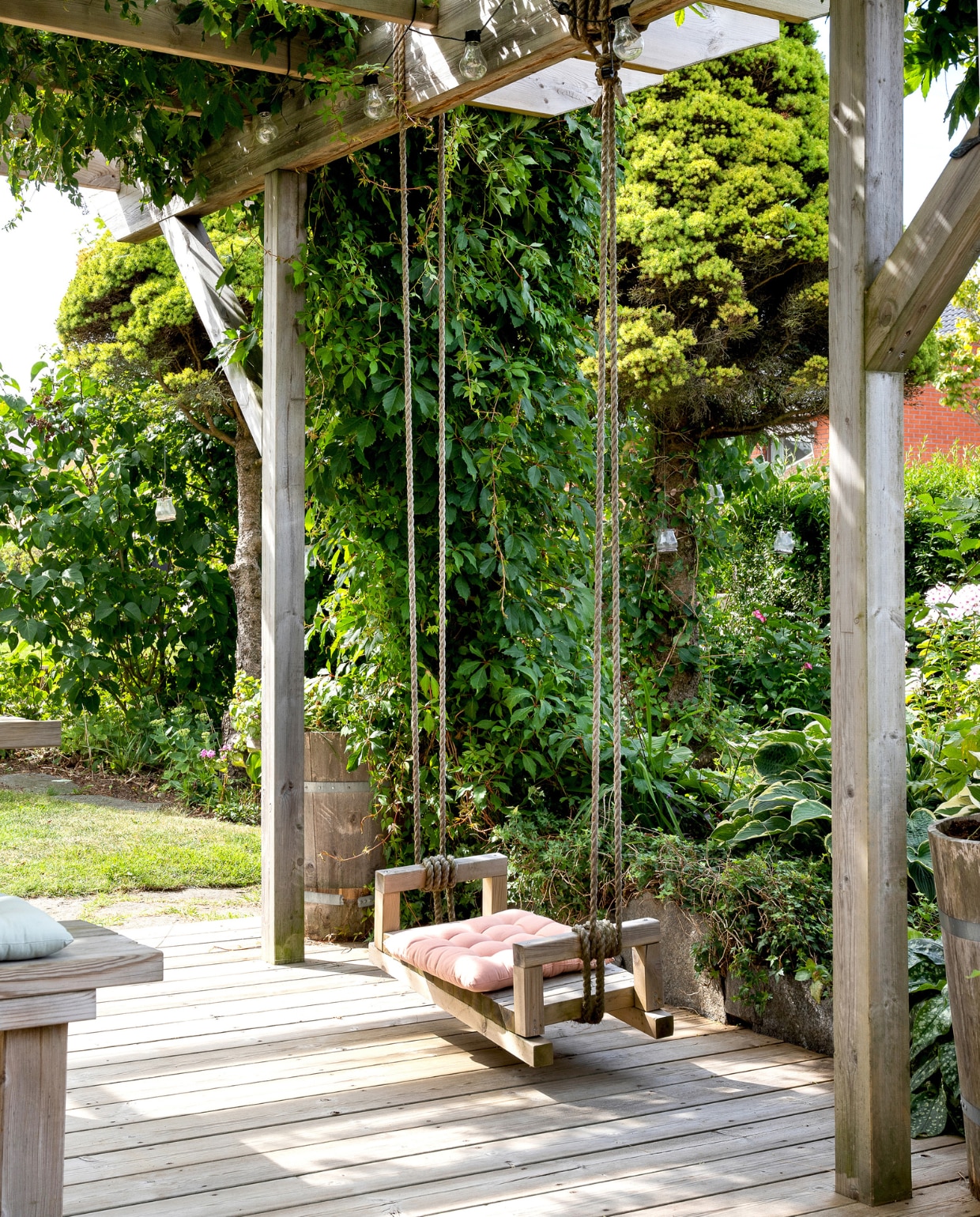 De schommel onder de pergola maakte Annie zelf van resthout. vtwonen special tuin 08 | productie House of Pictures | fotografie Anna Örnberg
