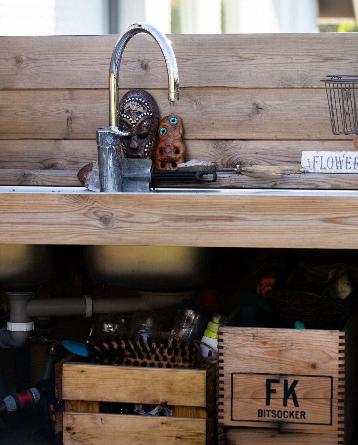 Van een oude wasbak maakte Annie een werkbank met een kraan om haar handen te kunnen wassen en de oogst te spoelen. vtwonen special tuin 08 | productie House of Pictures | fotografie Anna Örnberg