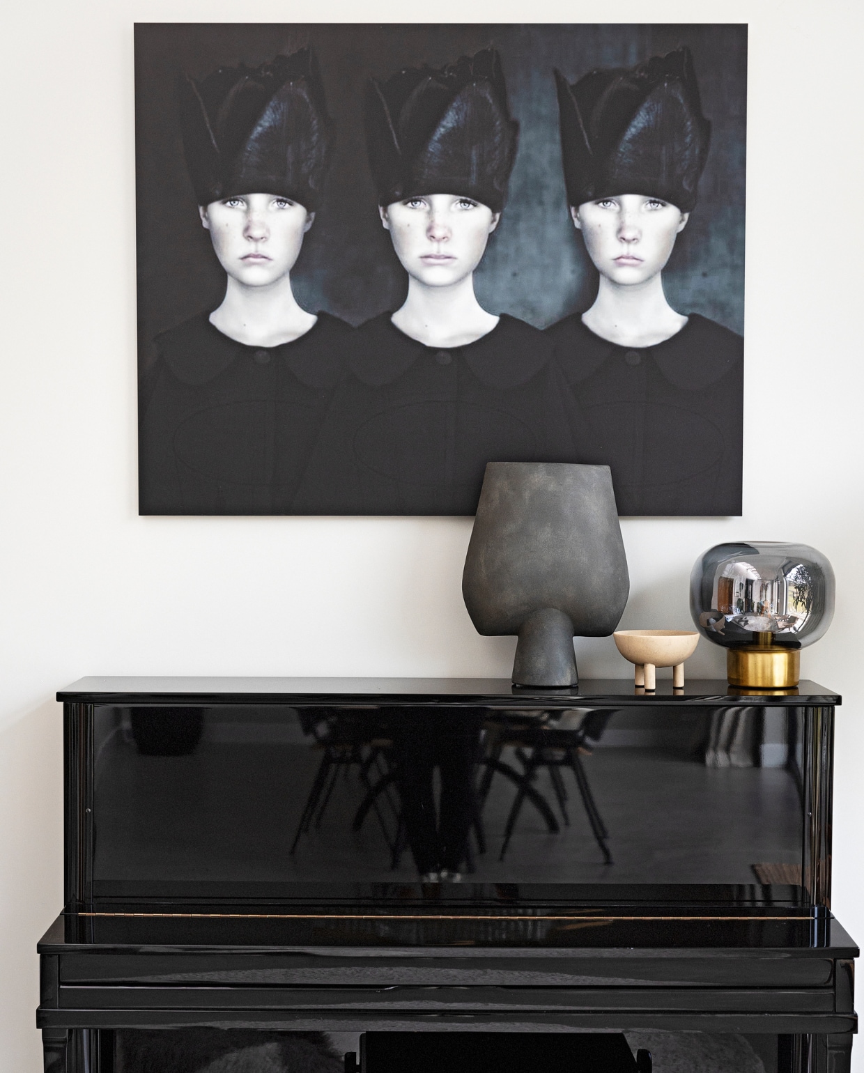 Piano Koot Piano’s. Vaas en potje 101 Copenhagen. Lamp Sissy-Boy. Kunstwerk onbekend. vtwonen 08-2021 | styling Ilona Jongepier | fotografie Dana van Leeuwen