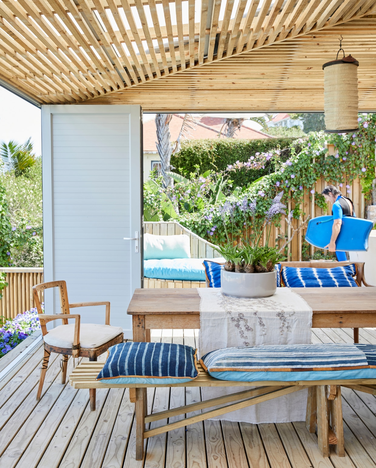 Bankje zelfgemaakt. Tafel en kussens Koöperasie Stories. Stoel vintage. Tafelloper Studio Isobel Sippel. Plantenbak Okasie. vtwonen special binnenkijken 2022 | productie Bureaux | fotografie Warren Heath