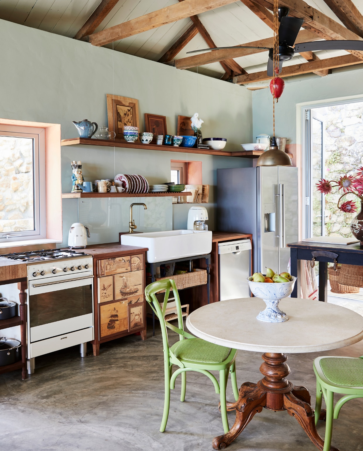 Keuken getimmerd van hergebruikt hout door Timeless Timbers. Wasbak Railway House, kranen Bathrooms 4U. Keukenapparatuur Smeg. Hanglamp Koöperasie Stories. Tafel en stoelen tweedehands. Overig onbekend. vtwonen special binnenkijken 2022 | productie Bureaux | fotografie Warren Heath
