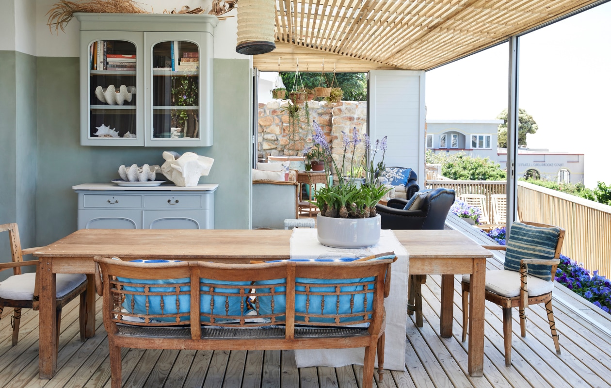 Tafel en kussens Koöperasie Stories. Bankje en stoelen tweedehands. Tafelloper Studio Isobel Sippel. Plantenbak Okasie. Leren fauteuil Warhams Woodstock. Overig onbekend. vtwonen special binnenkijken 2022 | productie Bureaux | fotografie Warren Heath
