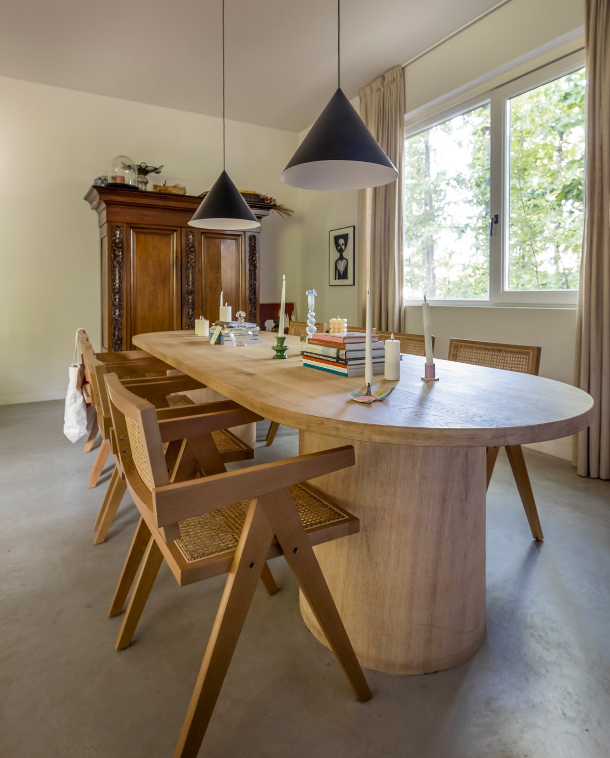 Hanglampen Benjamin XL van Flinders, kast erfstuk, tafelblad Droomhout, de tafelpoten zijn zelfgemaakt. Eetkamerstoelen Etsy, wanddecoratie Society6, linnen gordijnen De Stoffenkraam. Kandelaars kringloopwinkel en Studio Scandi. Overig onbekend. vtwonen 05-2023 | fotografie Henny van Belkom