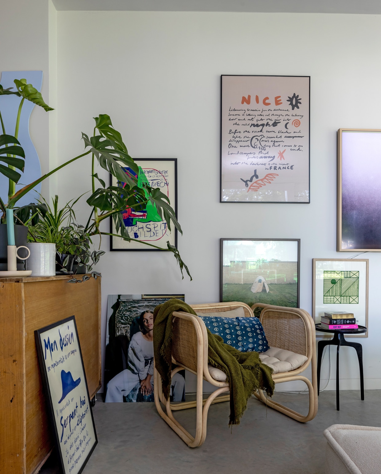 Kast Marktplaats, fauteuil Loods 5, bijzettafel Casa Gitane, kussen en plaid Xenos, wanddecoratie Society6, The Poster Club, Juniqe, Postery en Fabrek. Overig onbekend. vtwonen 05-2023 | fotografie Henny van Belkom