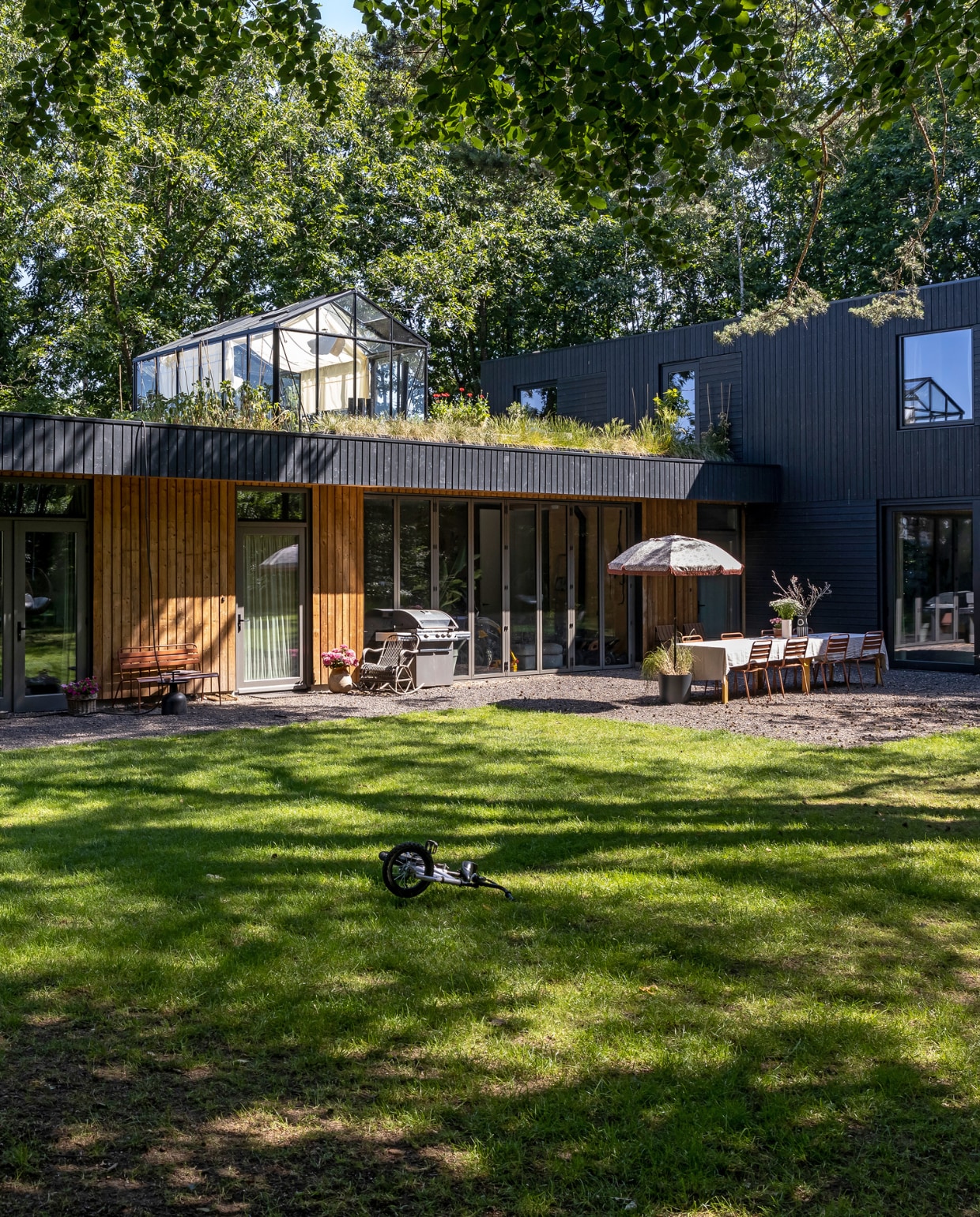 Parasol Karwei, tuinstoelen MaximaVida, kas Buytenshuys. Overig onbekend vtwonen 05-2023 | fotografie Henny van Belkom