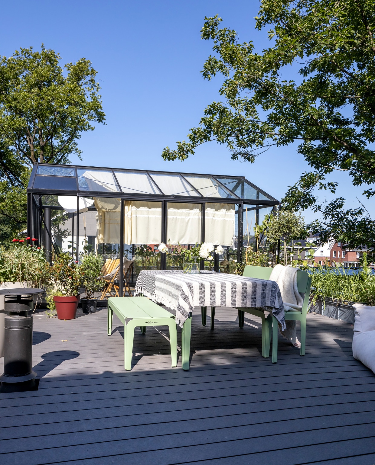 Tuinset Weltevree, plaids vtwonen, kas Buytenshuys, stoel in de kas Zara, houten stoel in de kas Weltevree. Overig onbekend. vtwonen 05-2023 | fotografie Henny van Belkom