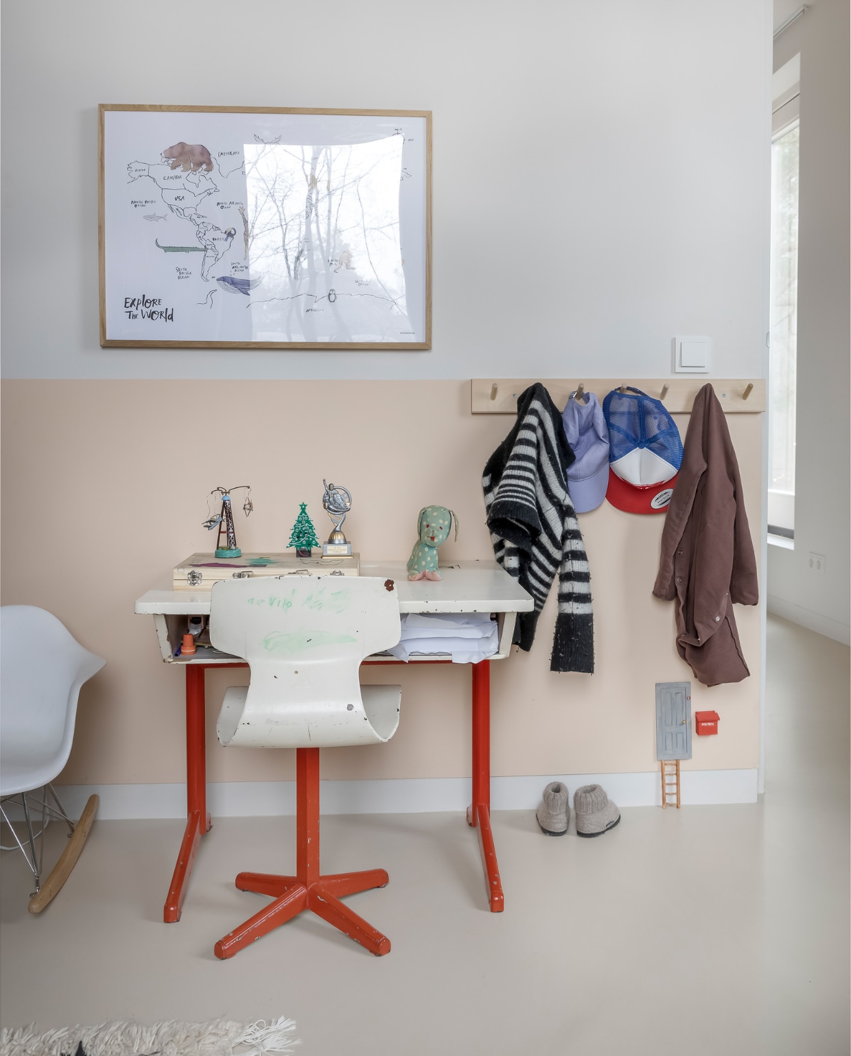 Bureau en stoel vintage, schommelstoel Eames via Vintagelab15, print Atelier Pomme, kapstok Ikea, muurverf onderkant E1.12.76 en muurverf bovenkant en plafond FN.01.81 van Sikkens. vtwonen 05-2023 | fotografie Henny van Belkom